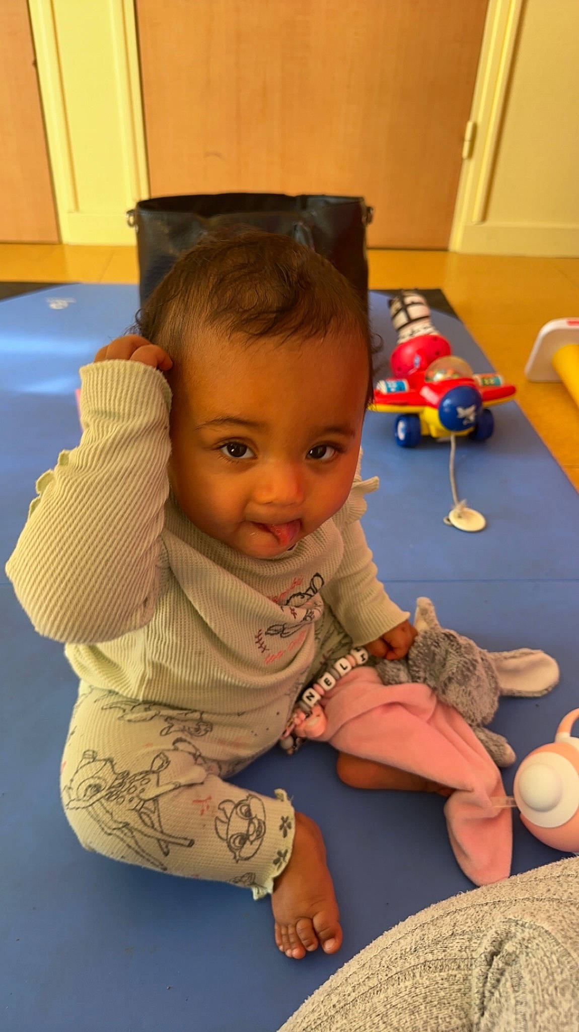 Nelia participe au concours pour gagner de l'argent avec cette photo : baby, baby_playing_with_toys, baby_products, baby_toddler_clothing, baby_toys, cheek, child, crawling, eye, flooring, fun, happy, person, play, room, sitting, skin, smile, toddler, toy