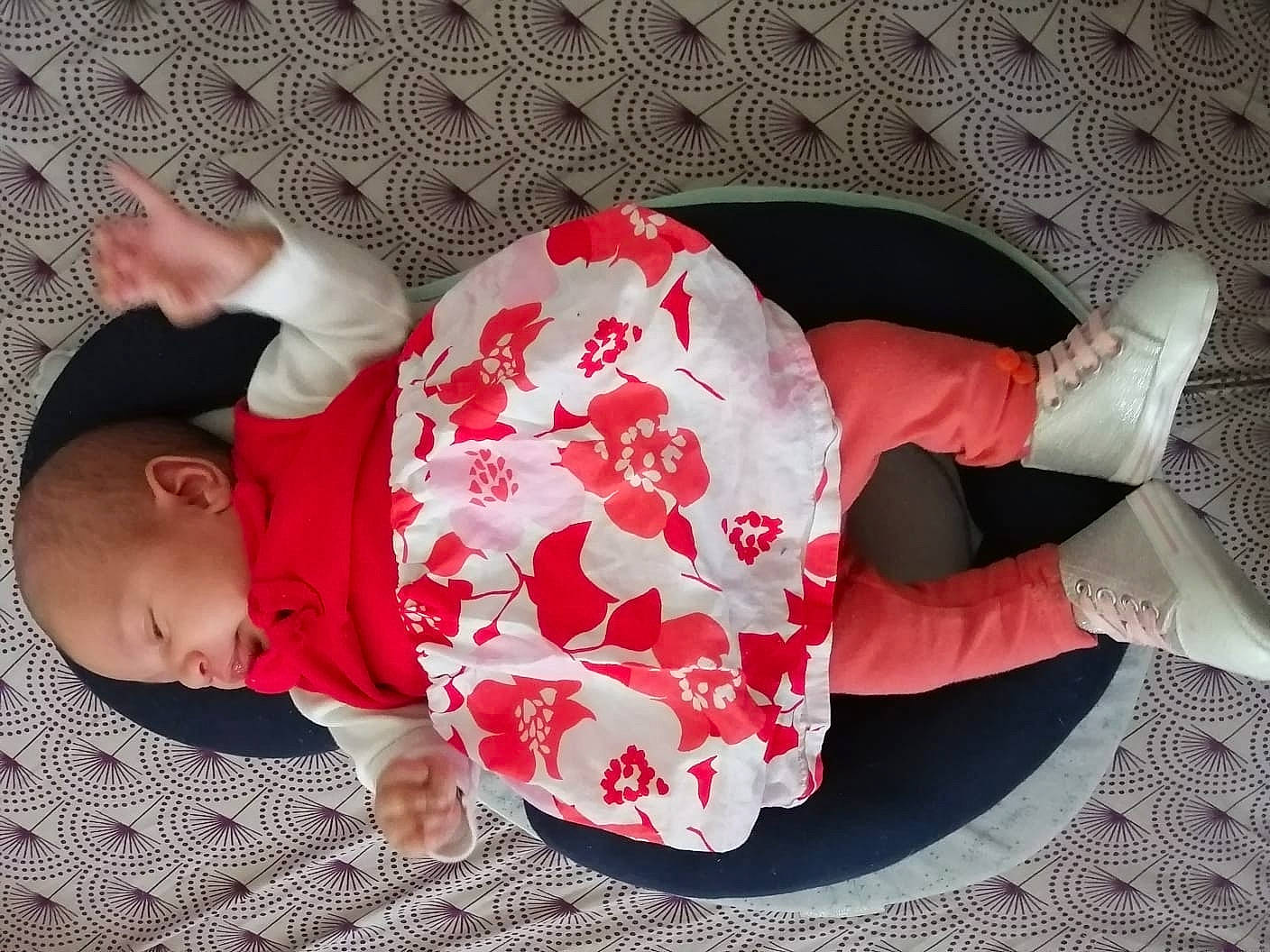 Tempérance a rejoint le concours — aidez-le/la à gagner de superbes lots ! baby, baby_toddler_clothing, comfort, facial_expression, finger, flooring, hand, happy, human_body, lap, leg, linens, mouth, nail, person, pink, sleeve, sock, textile, thigh