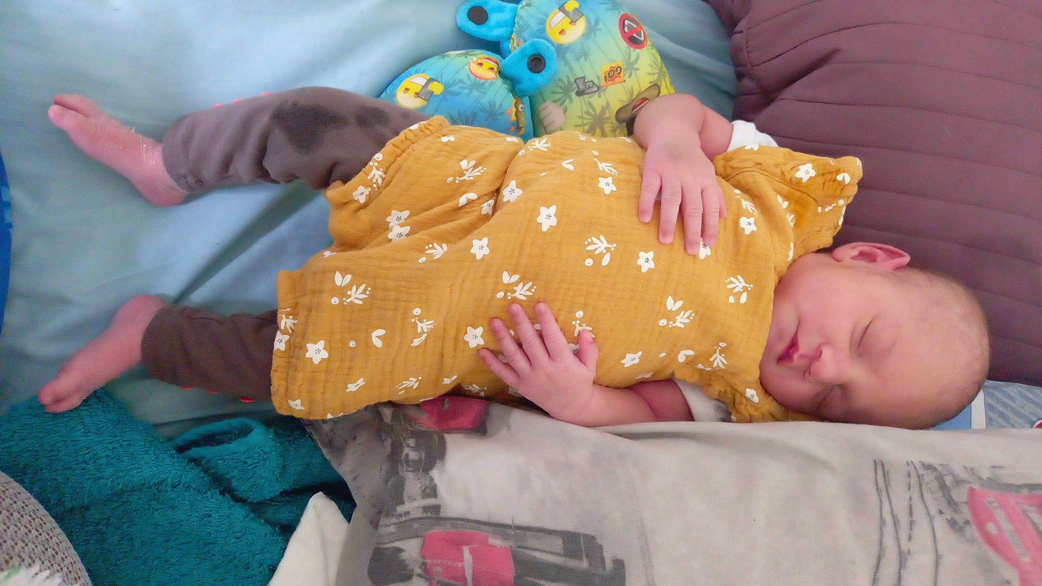 Tempérance participe au concours pour gagner de l'argent avec cette photo : abdomen, baby, baby_toddler_clothing, bedtime, child, comfort, event, fun, happy, lap, linens, nail, nap, nightwear, pattern, person, room, sitting, skin, toddler