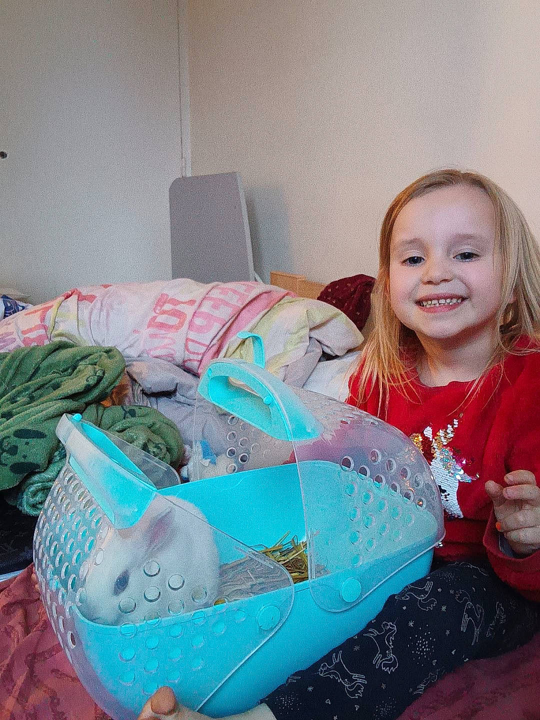 Luna a rejoint le concours — aidez-le/la à gagner de superbes lots ! bedding, child, couch, event, eye, fun, happy, holiday, joy, linens, pattern, person, pillow, room, sitting, smile, t_shirt, toddler