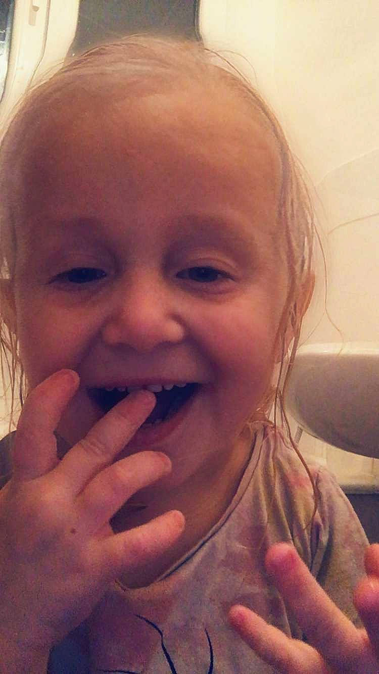 Luna a rejoint le concours — aidez-le/la à gagner de superbes lots ! cheek, chin, ear, eye, eyebrow, eyelash, facial_expression, forehead, hair, hand, head, jaw, lip, mouth, neck, nose, organ, person, skin, smile