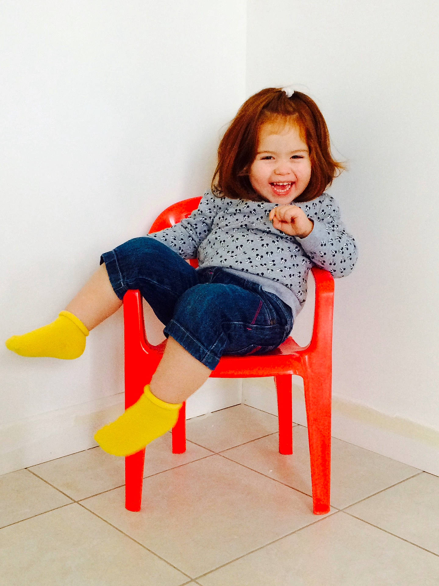 Emma a rejoint le concours — aidez-le/la à gagner de superbes lots ! child, clothing, human_positions, joy, leg, photo_shoot, play, red, sitting, toddler, toy