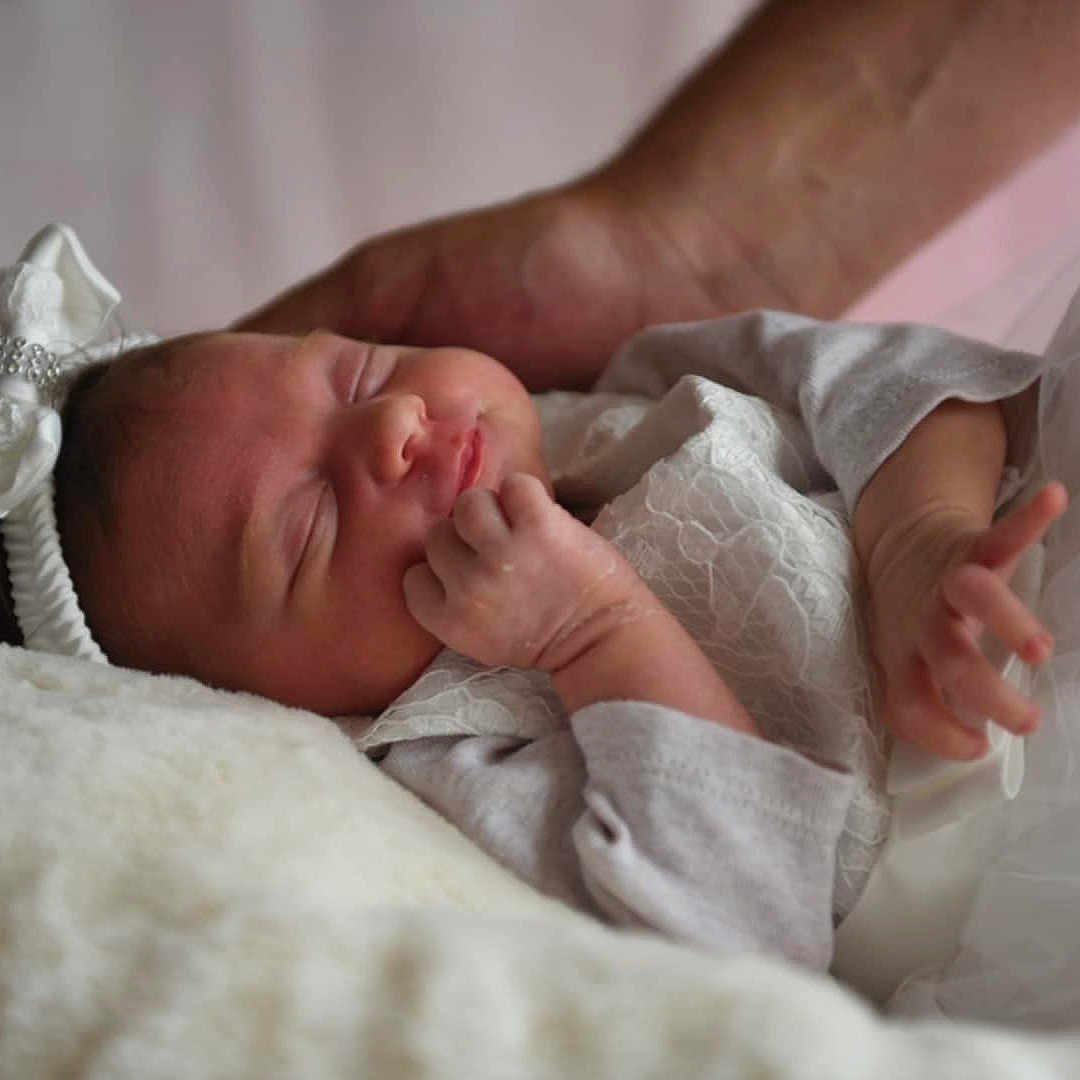 élina a rejoint le concours — aidez-le/la à gagner de superbes lots ! baby, blanket, child, closeup, clothing, comfort, cute, family, hand, headband, infant, love, newborn, peaceful, portrait, resting, sleeping, soft, tender, white