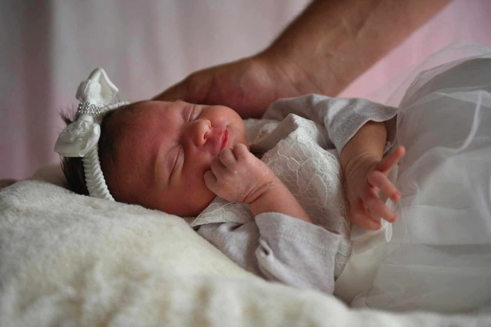 élina a rejoint le concours — aidez-le/la à gagner de superbes lots ! newborn, baby, sleeping, headband, white, hand, soft, blanket, infant, peaceful, portrait, closeup, tender, cute, clothing, resting, child, family, love, comfort