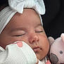 Ceylan a rejoint le concours — aidez-le/la à gagner de superbes lots ! baby, sleeping, headband, bow, pink, stuffed_animal, soft_toy, closeup, face, child, infant, cozy, cute, peaceful, portrait, clothing, hand, warm, adorable, resting