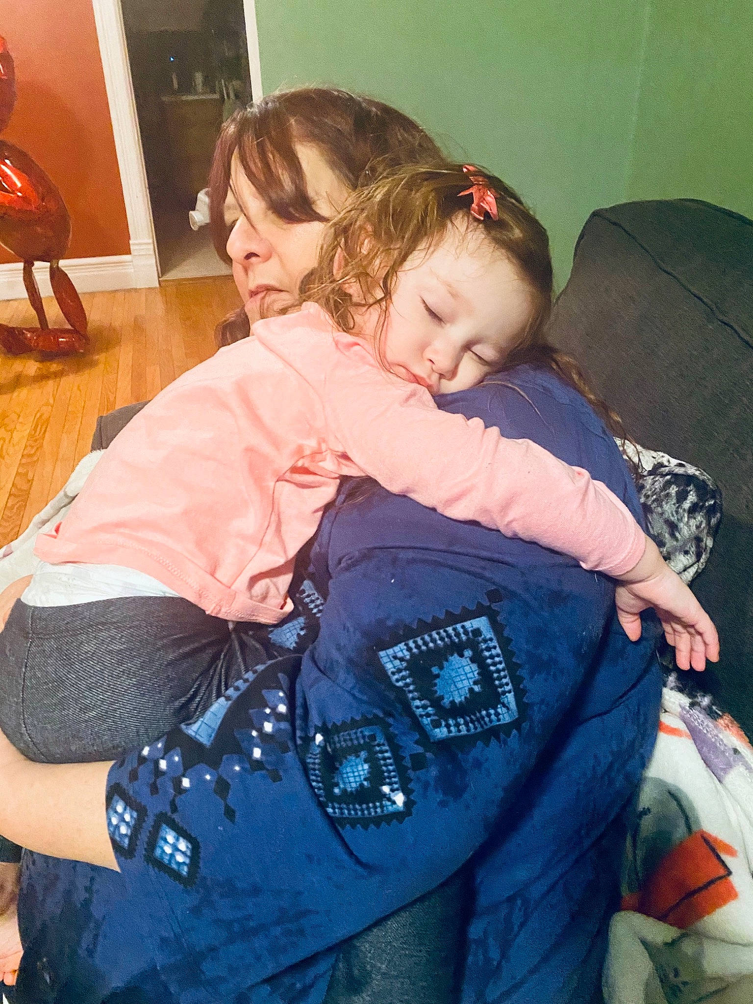 Jane is registered to the contest to win money with this photo: beauty, child, comfort, cool, fun, hairstyle, happy, interaction, joint, lap, leg, luggage_and_bags, mammal, mouth, person, picture_frame, room, shoulder, smile, thigh