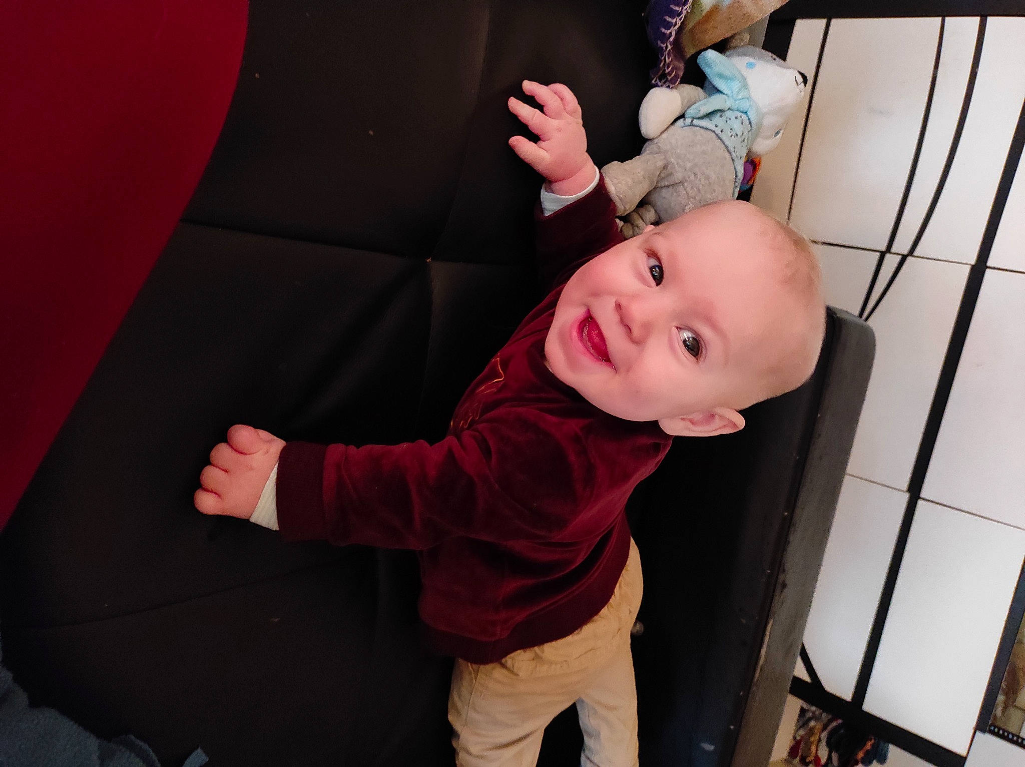 Tymeo a rejoint le concours — aidez-le/la à gagner de superbes lots ! baby, baby_products, baby_toddler_clothing, cheek, child, comfort, flash_photography, fun, gesture, happy, hat, magenta, mouth, person, room, sitting, sleeve, smile, t_shirt, toddler