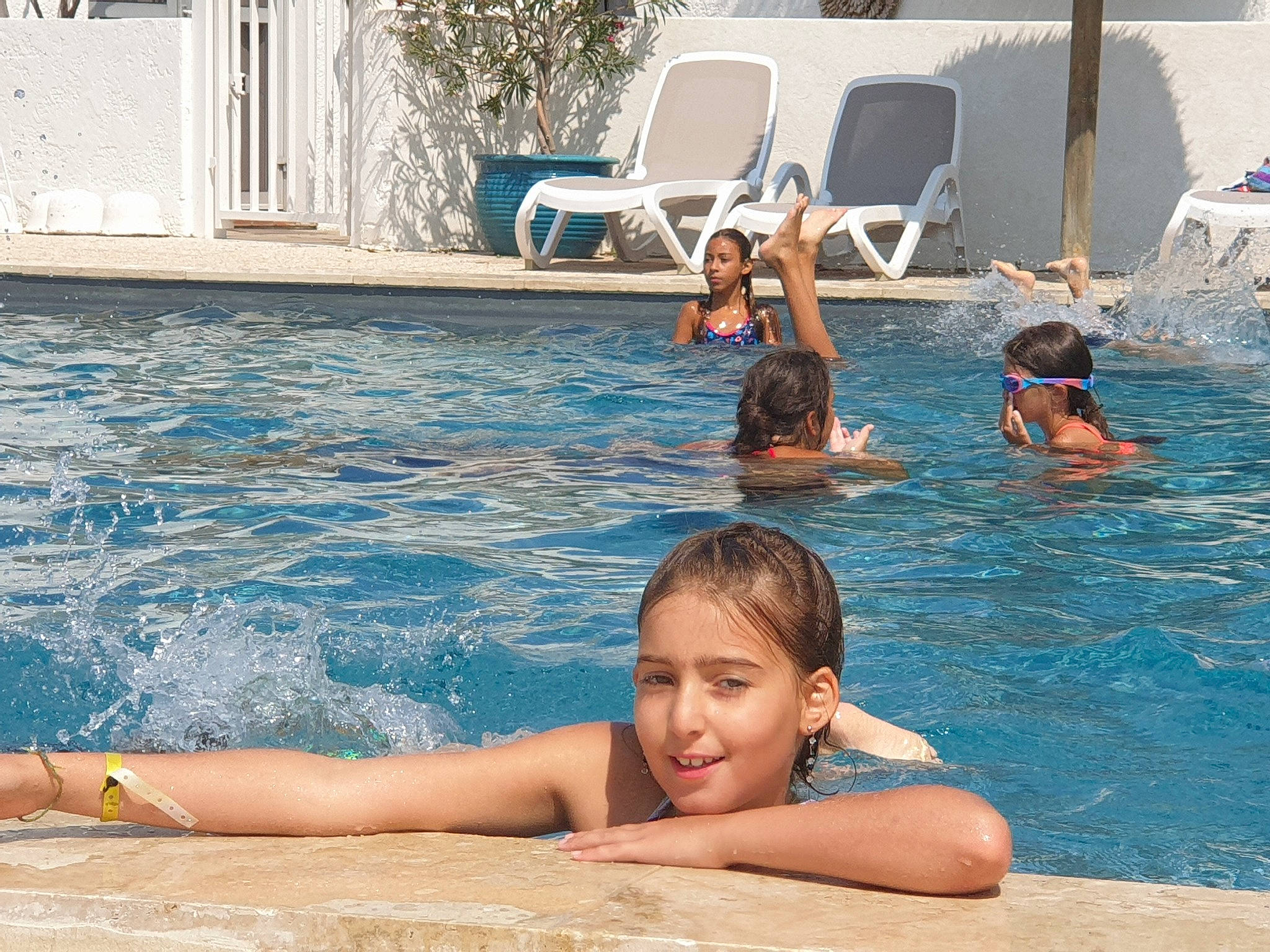 Mathilda participe au concours pour gagner de l'argent avec cette photo : azure, barefoot, bathing, child, face, fun, happy, joy, leisure, muscle, one_piece_swimsuit, people_on_beach, person, personal_protective_equipment, recreation, smile, summer, swimming_pool, swimwear, thigh