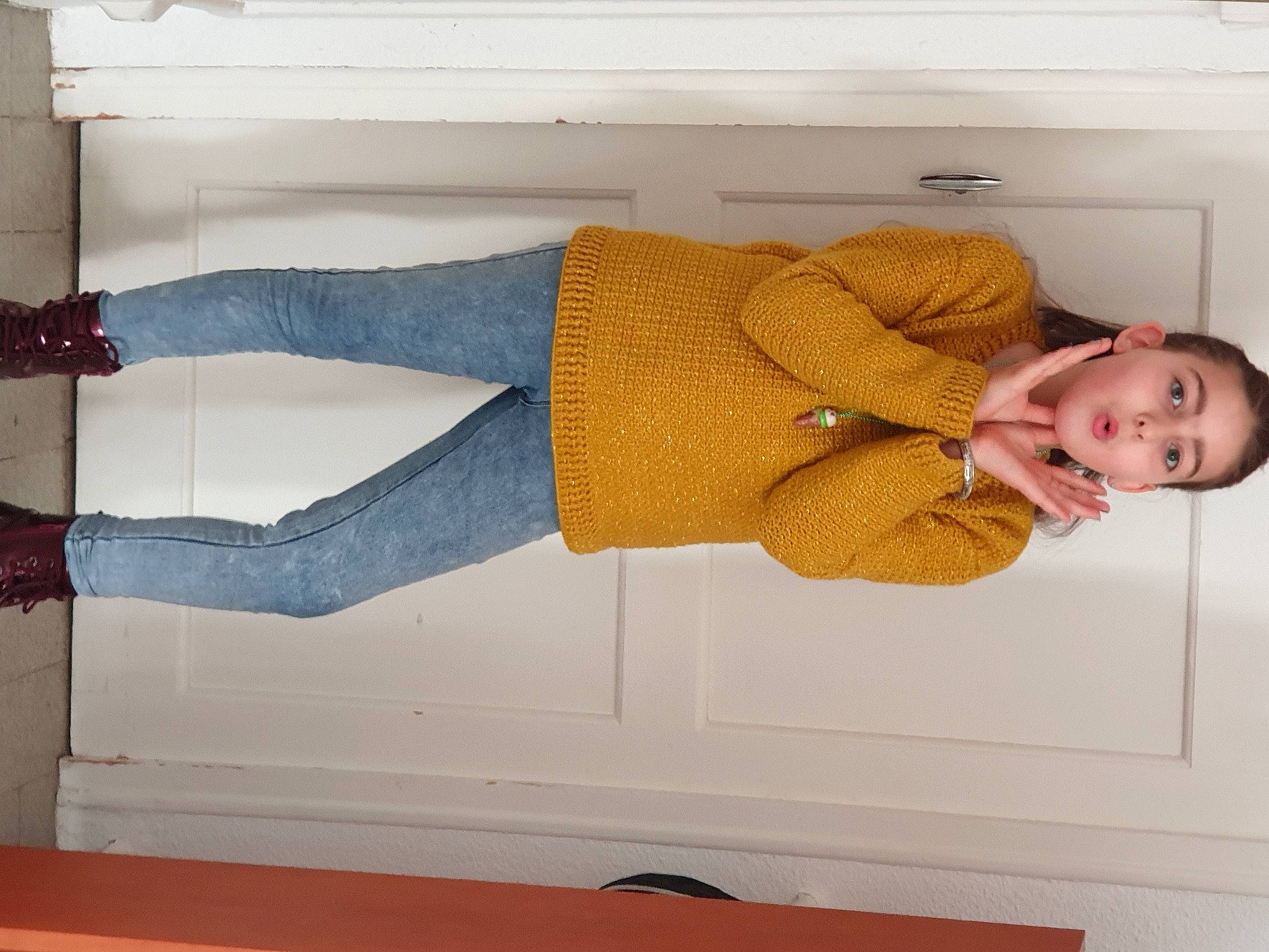 Mathilda participe au concours pour gagner de l'argent avec cette photo : abdomen, comfort, denim, elbow, gesture, human_leg, joint, knee, leg, pattern, person, room, shoulder, sitting, sleeve, standing, thigh, trunk, waist, wood