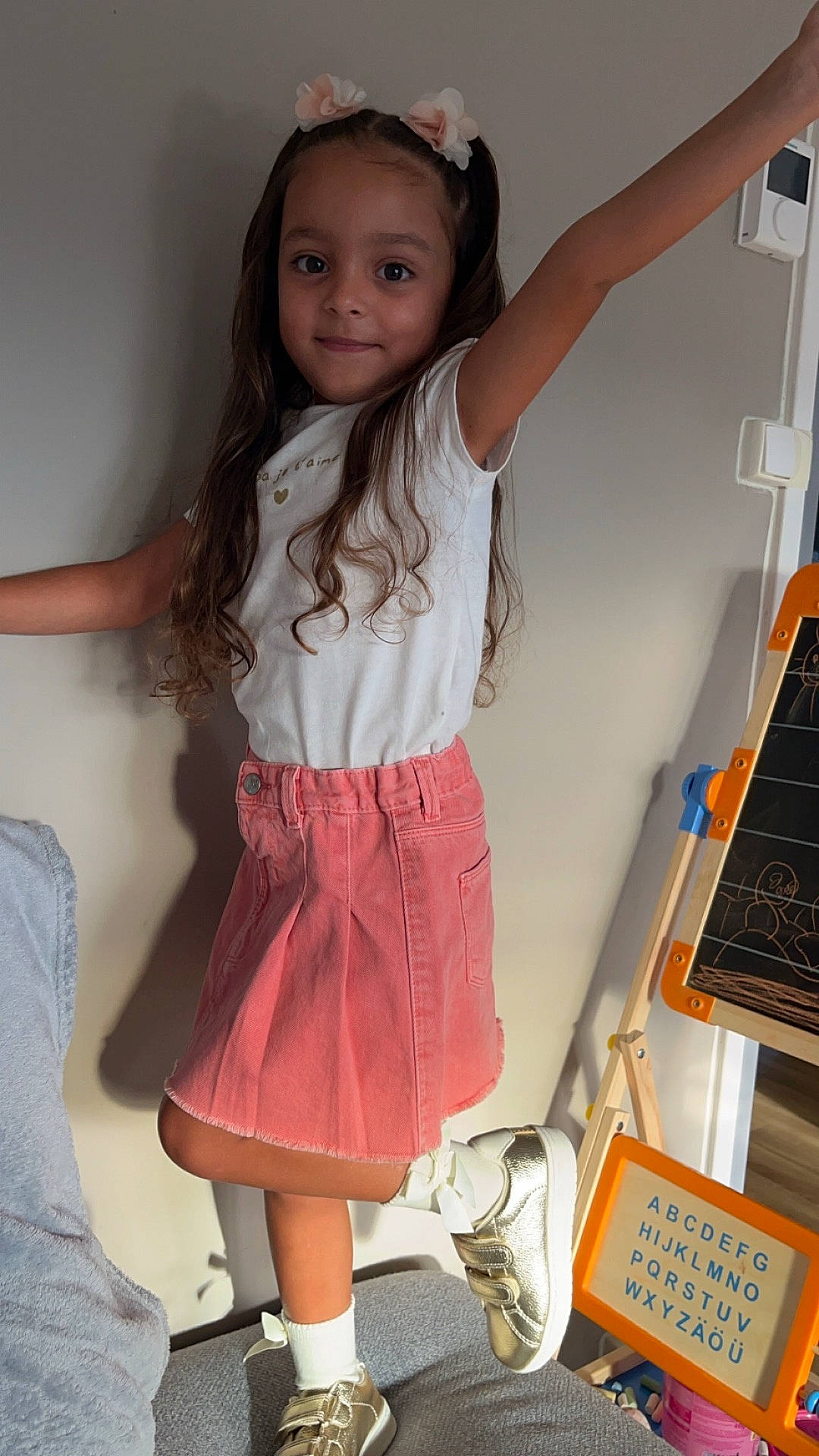 Anaya a rejoint le concours — aidez-le/la à gagner de superbes lots ! child, clothing, couch, dress, face, female, footwear, furniture, girl, head, miniskirt, pants, person, photography, portrait, shoe, shorts, skirt, sneaker, wood