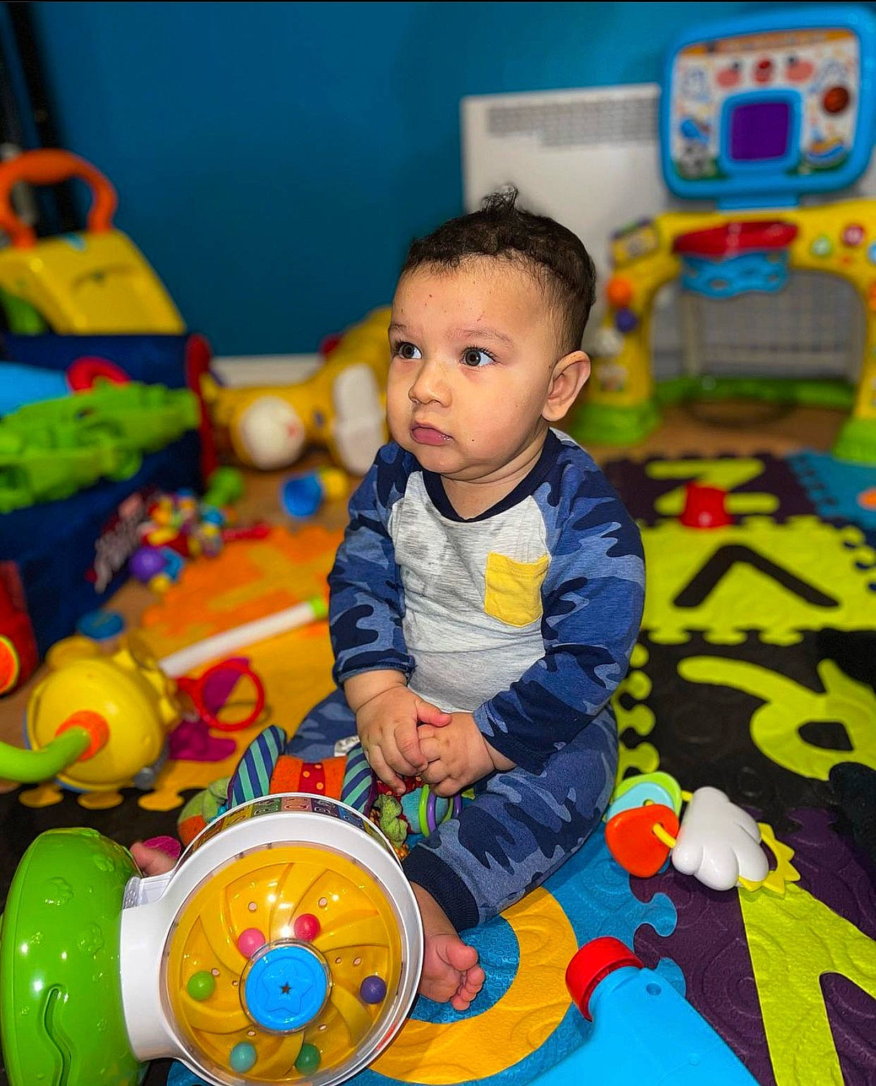 Jayden a rejoint le concours — aidez-le/la à gagner de superbes lots ! baby, baby_playing_with_toys, baby_products, baby_toddler_clothing, baby_toys, child, event, flooring, fun, happy, kindergarten, leisure, person, photograph, play, product, recreation, room, snapshot, toddler