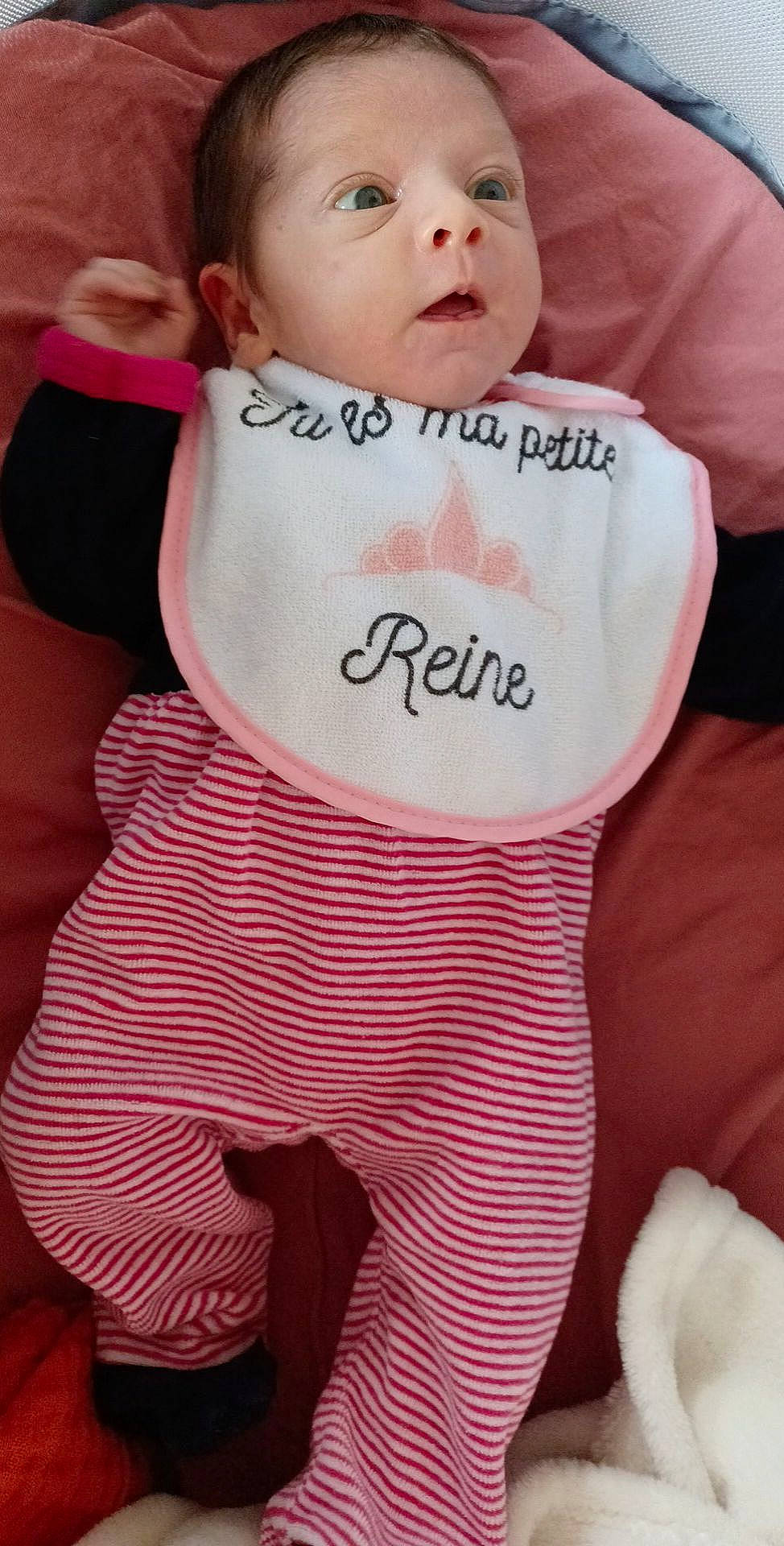 Rose a rejoint le concours — aidez-le/la à gagner de superbes lots ! baby, baby_toddler_clothing, cheek, child, eyelash, font, gesture, happy, head, human_body, lip, magenta, orange, outerwear, person, pink, sleeve, surprise, t_shirt, textile