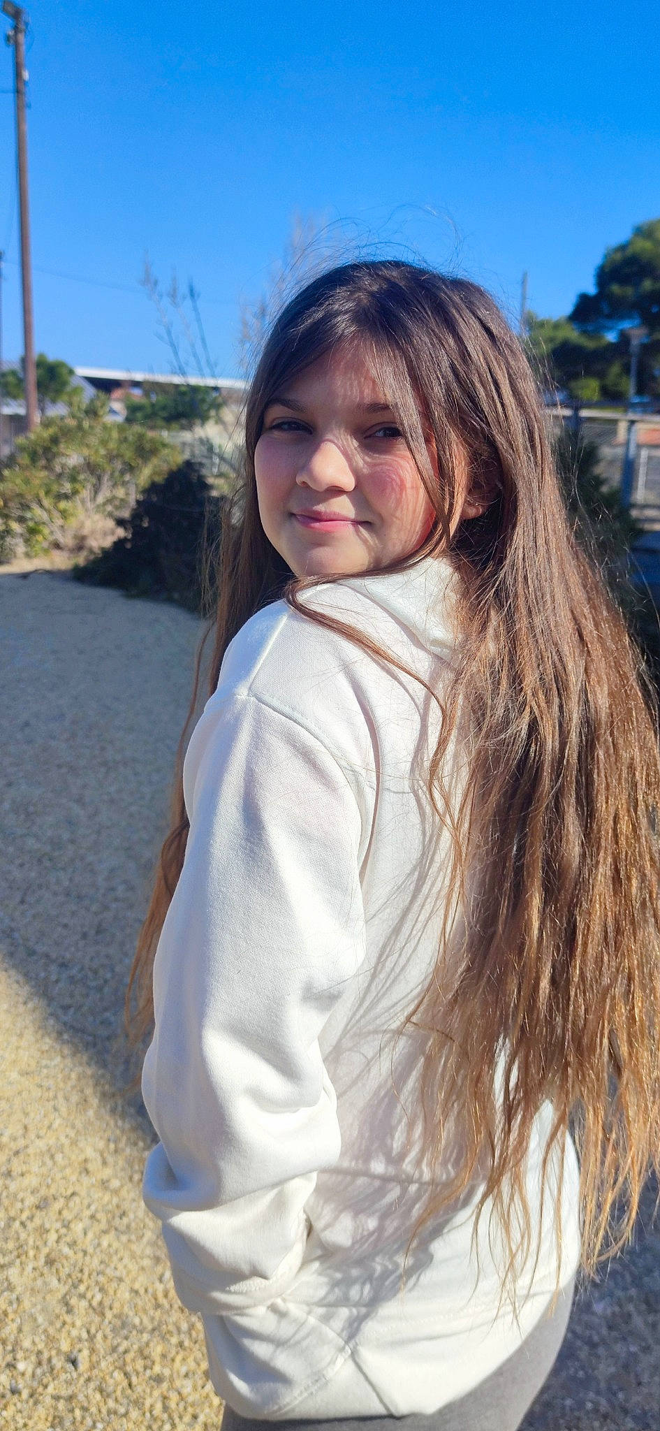 Lana participe au concours pour gagner de l'argent avec cette photo : beard, blond, brown_hair, electric_blue, eyewear, flash_photography, fun, grass, hair, happy, layered_hair, leisure, lip, long_hair, person, shoulder, sky, sleeve, step_cutting, street_fashion