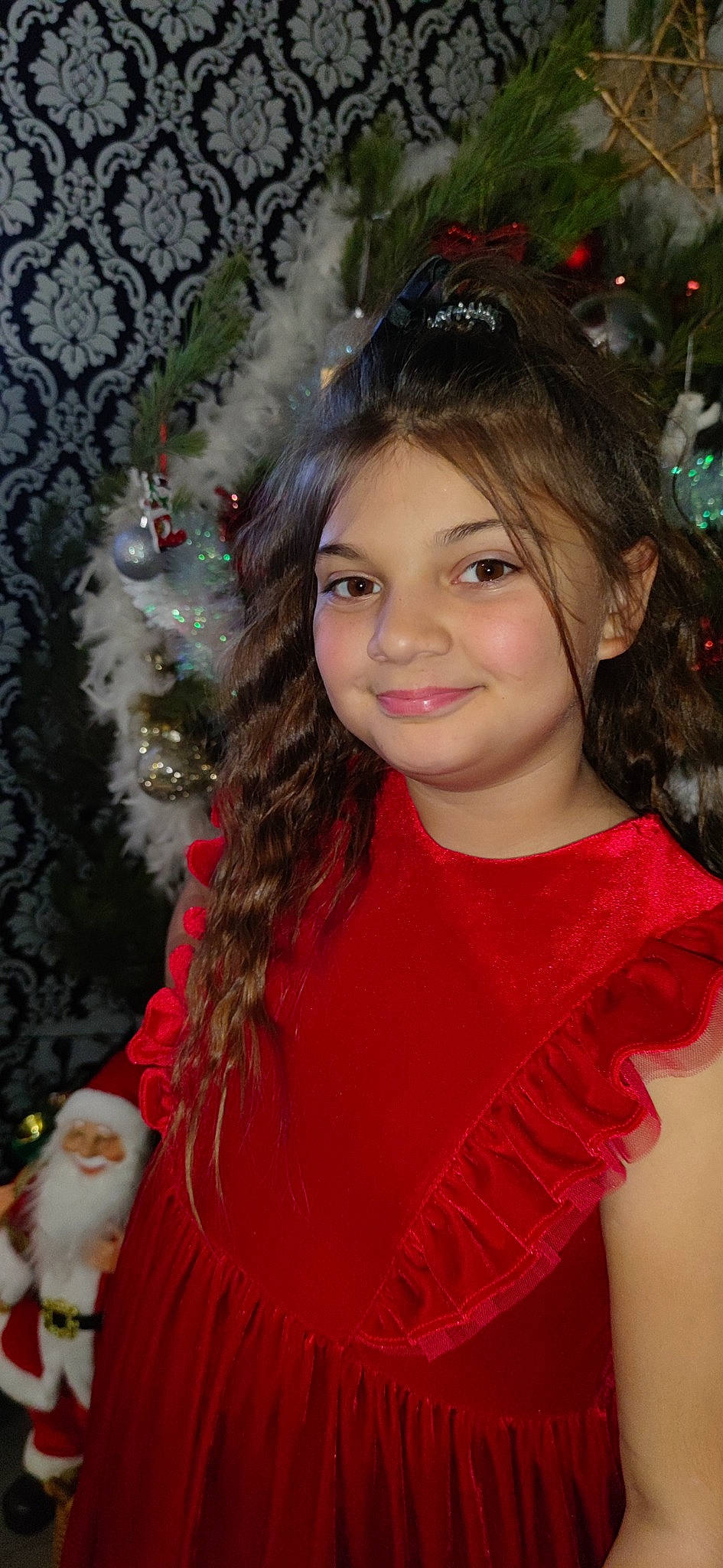 Lana participe au concours pour gagner de l'argent avec cette photo : chin, christmas_ornament, eye, eyebrow, fashion, fawn, hair, hairstyle, happy, headgear, iris, joy, lip, organ, people_in_nature, person, plant, red, smile, standing
