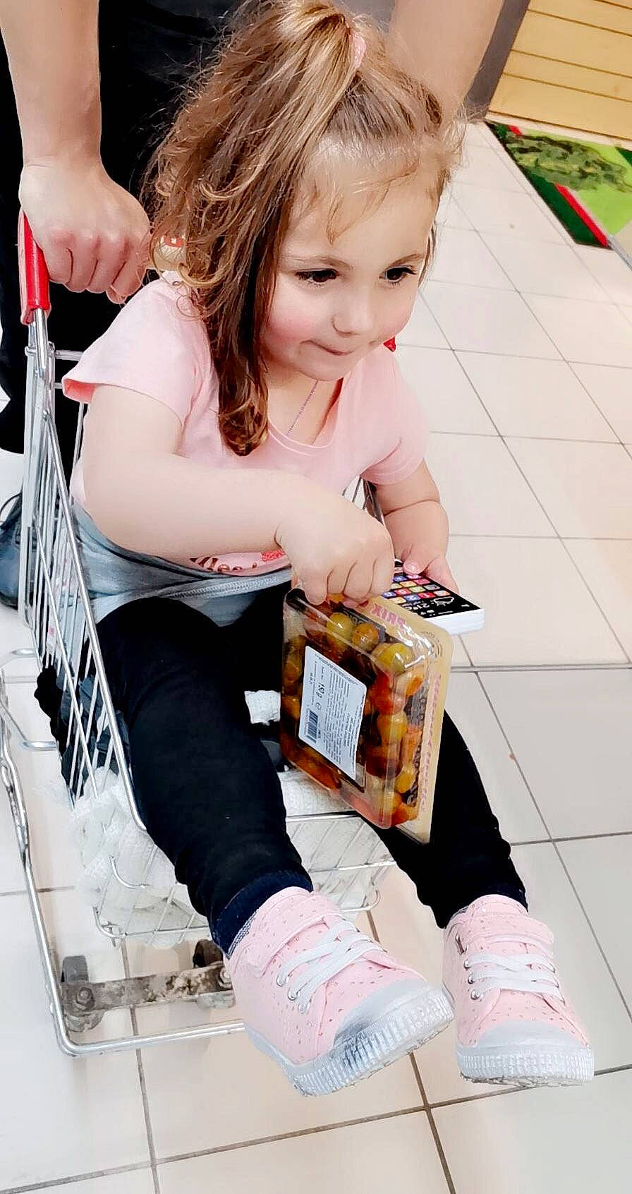 Innaya participe au concours pour gagner de l'argent avec cette photo : blond, brown_hair, child, cool, hairstyle, happy, human_leg, joint, joy, knee, leisure, person, photograph, shoe, sitting, snapshot, sneakers, street_fashion, t_shirt, thigh