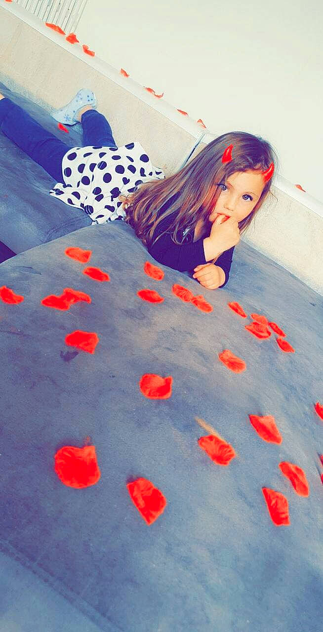 Innaya a rejoint le concours — aidez-le/la à gagner de superbes lots ! azure, bed_sheet, bedding, comfort, electric_blue, floor, flooring, fun, hair, happy, human_leg, leisure, linens, orange, pattern, person, red, room, textile, tints_and_shades