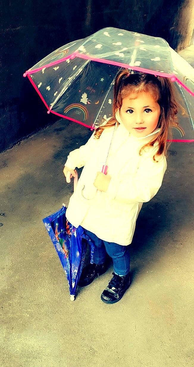 Innaya participe au concours pour gagner de l'argent avec cette photo : child, cool, design, electric_blue, eye, fashion_accessory, fun, happy, jeans, leisure, line, magenta, person, pink, product, recreation, street_fashion, tints_and_shades, toddler, travel