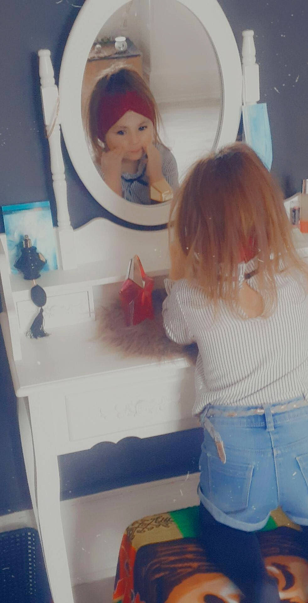 Innaya a rejoint le concours — aidez-le/la à gagner de superbes lots ! art, child, flooring, fun, human_leg, painting, pattern, person, play, room, shorts, sitting, sleeve, snapshot, t_shirt, textile, thigh, toddler, vacation, vehicle_door