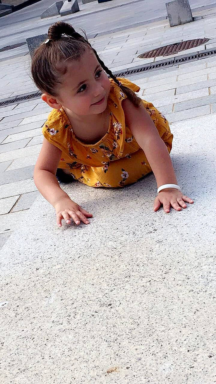 Innaya a rejoint le concours — aidez-le/la à gagner de superbes lots ! asphalt, baby, child, concrete, eye, floor, flooring, foot, fun, grass, happy, head, human, human_leg, people_in_nature, person, road_surface, sidewalk, sitting, smile