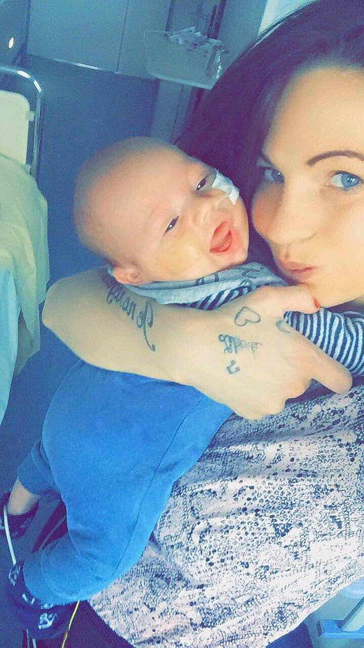 Lindo a rejoint le concours — aidez-le/la à gagner de superbes lots ! abdomen, azure, blue, chest, child, cool, electric_blue, eye, eyelash, fun, gesture, happy, hug, interaction, iris, leisure, lip, love, mouth, person