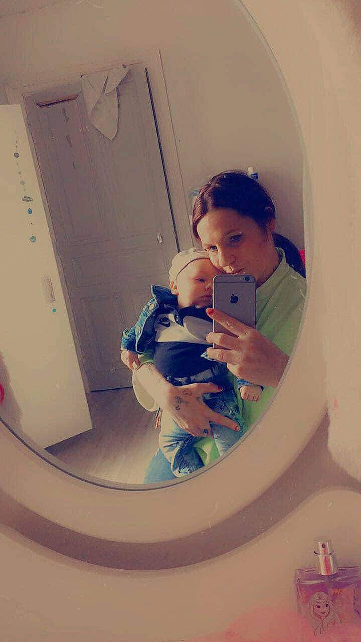 Lindo a rejoint le concours — aidez-le/la à gagner de superbes lots ! baby, baby_products, bathing, cameras_optics, ceiling, chin, circle, eyebrow, fun, mirror, person, pink, plaster, reflection, room, selfie, sitting, skin, space, t_shirt