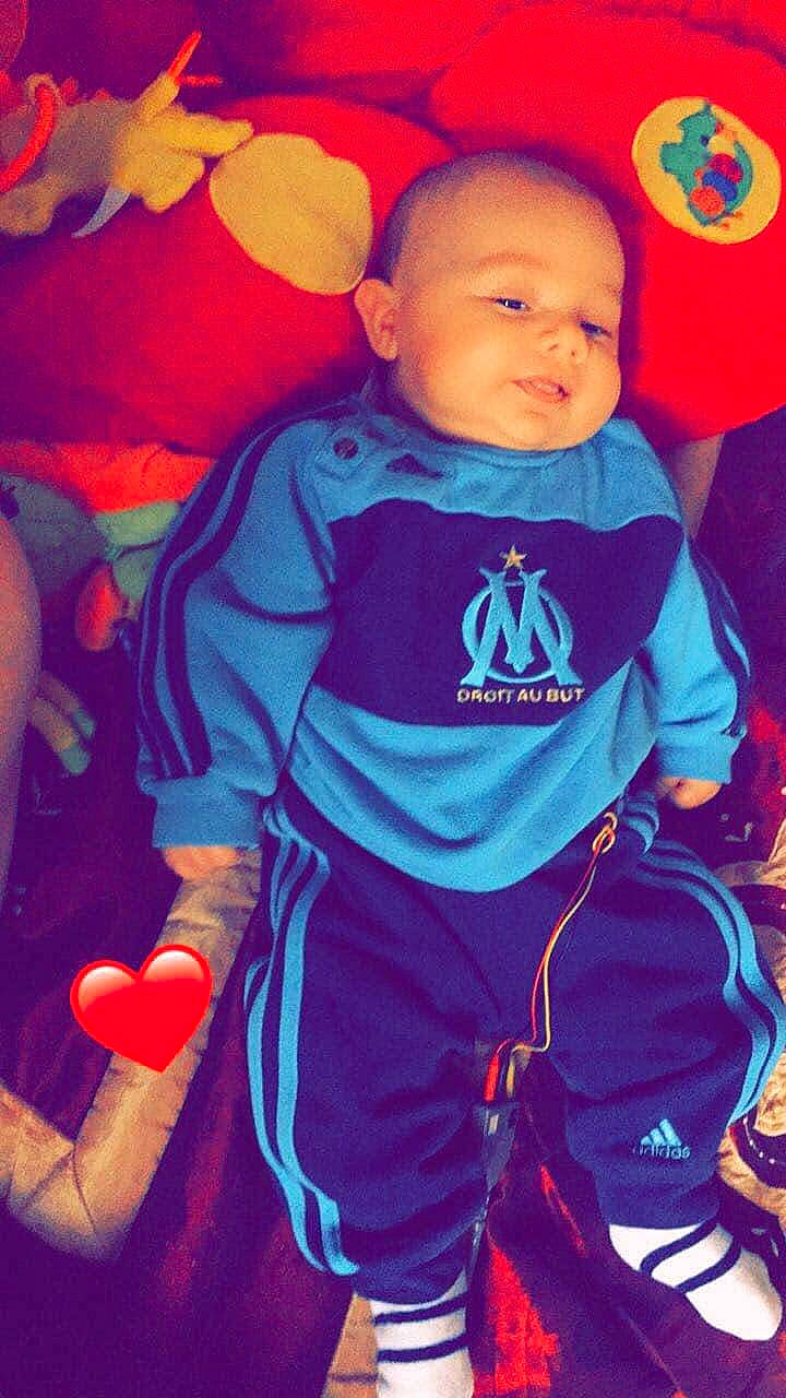 Lindo participe au concours pour gagner de l'argent avec cette photo : baby, baby_toddler_clothing, child, electric_blue, facial_expression, fun, happy, head, leisure, light, magenta, orange, organ, people, person, pink, purple, red, sleeve, t_shirt