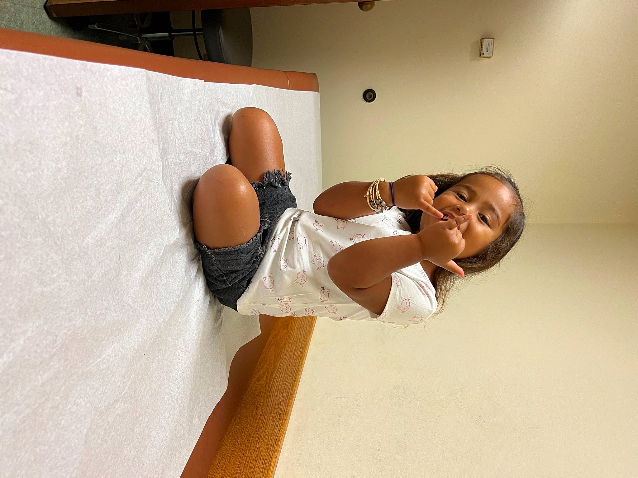 Azaleia is registered to the contest to win money with this photo: abdomen, chest, comfort, door, elbow, gesture, happy, human_leg, knee, leg, neck, person, shorts, smile, sportswear, stairs, stomach, t_shirt, thigh, trunk