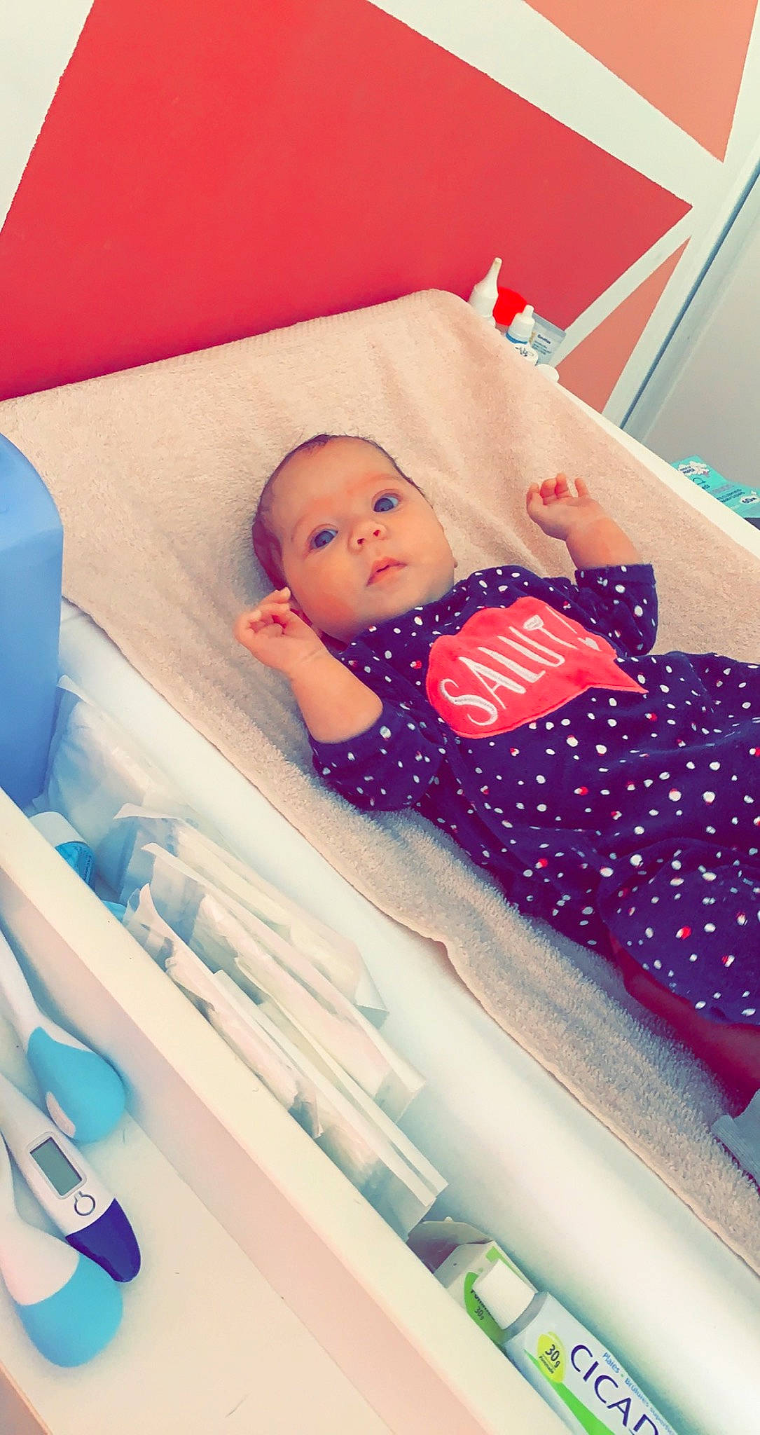 Alya participe au concours pour gagner de l'argent avec cette photo : baby, baby_products, baby_safety, baby_sleeping, baby_toddler_clothing, bed, bedding, bedtime, child, cloud, comfort, human_body, infant_bed, linens, pattern, person, product, room, sleeve, textile