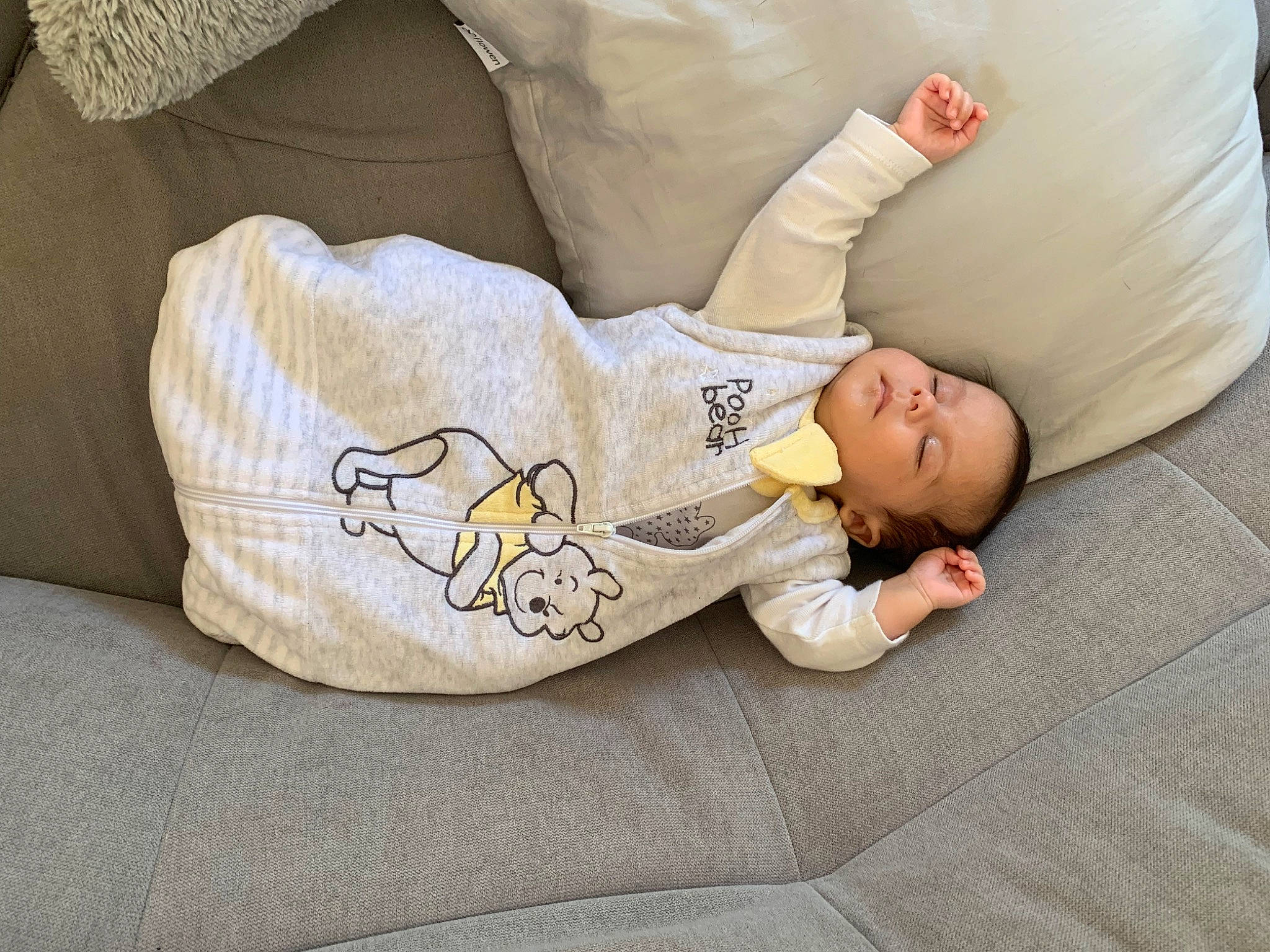 Myla participe au concours pour gagner de l'argent avec cette photo : baby, baby_products, baby_safety, baby_sleeping, baby_toddler_clothing, bed_sheet, bedding, bedtime, comfort, couch, elbow, flooring, grey, linens, nap, person, sitting, sleeve, throw_pillow, toddler