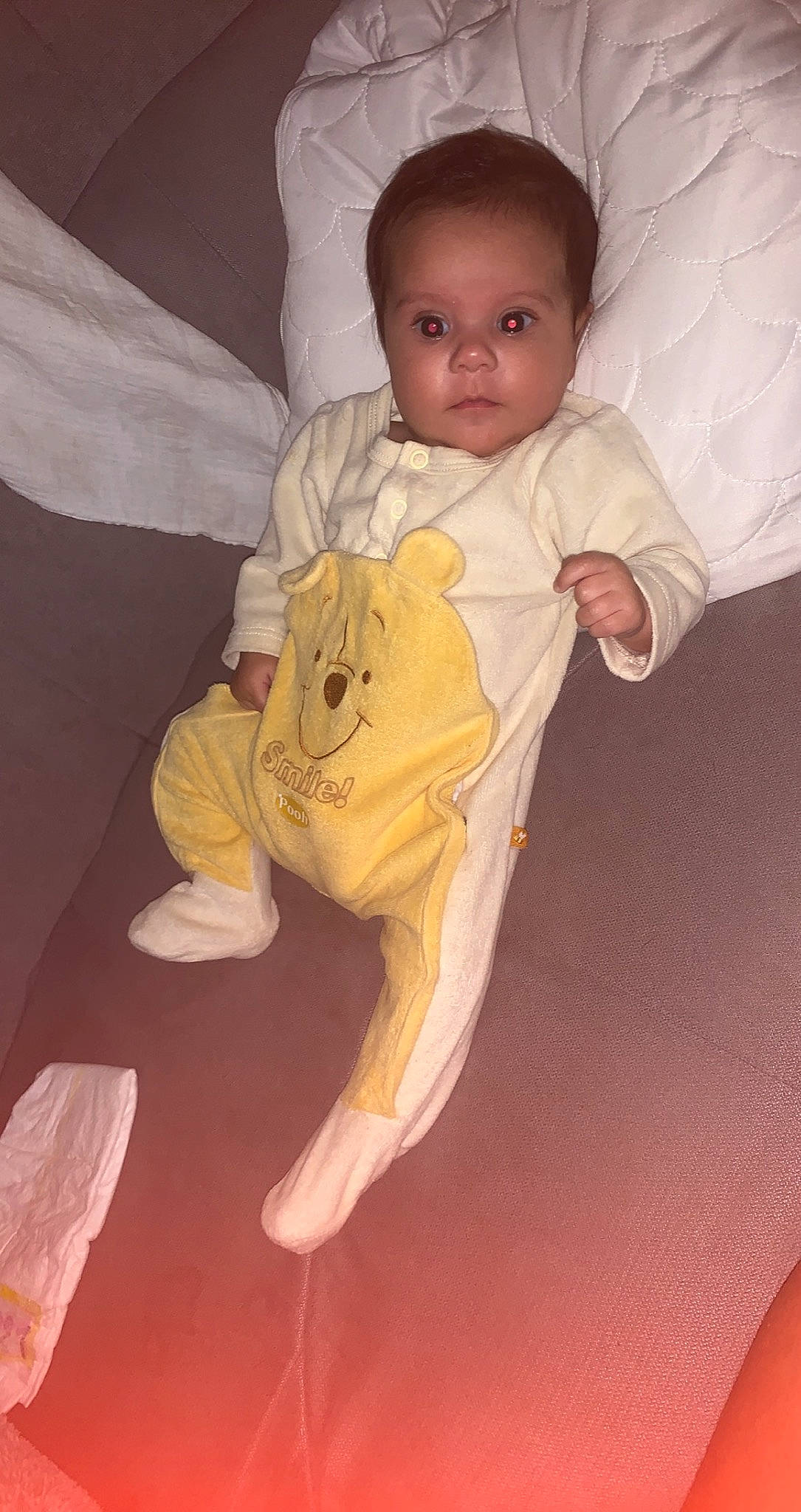 Myla a rejoint le concours — aidez-le/la à gagner de superbes lots ! baby, baby_products, baby_safety, baby_toddler_clothing, barefoot, cheek, child, comfort, flooring, foot, human_body, human_leg, knee, linens, person, sitting, skin, sleeve, thumb, toddler