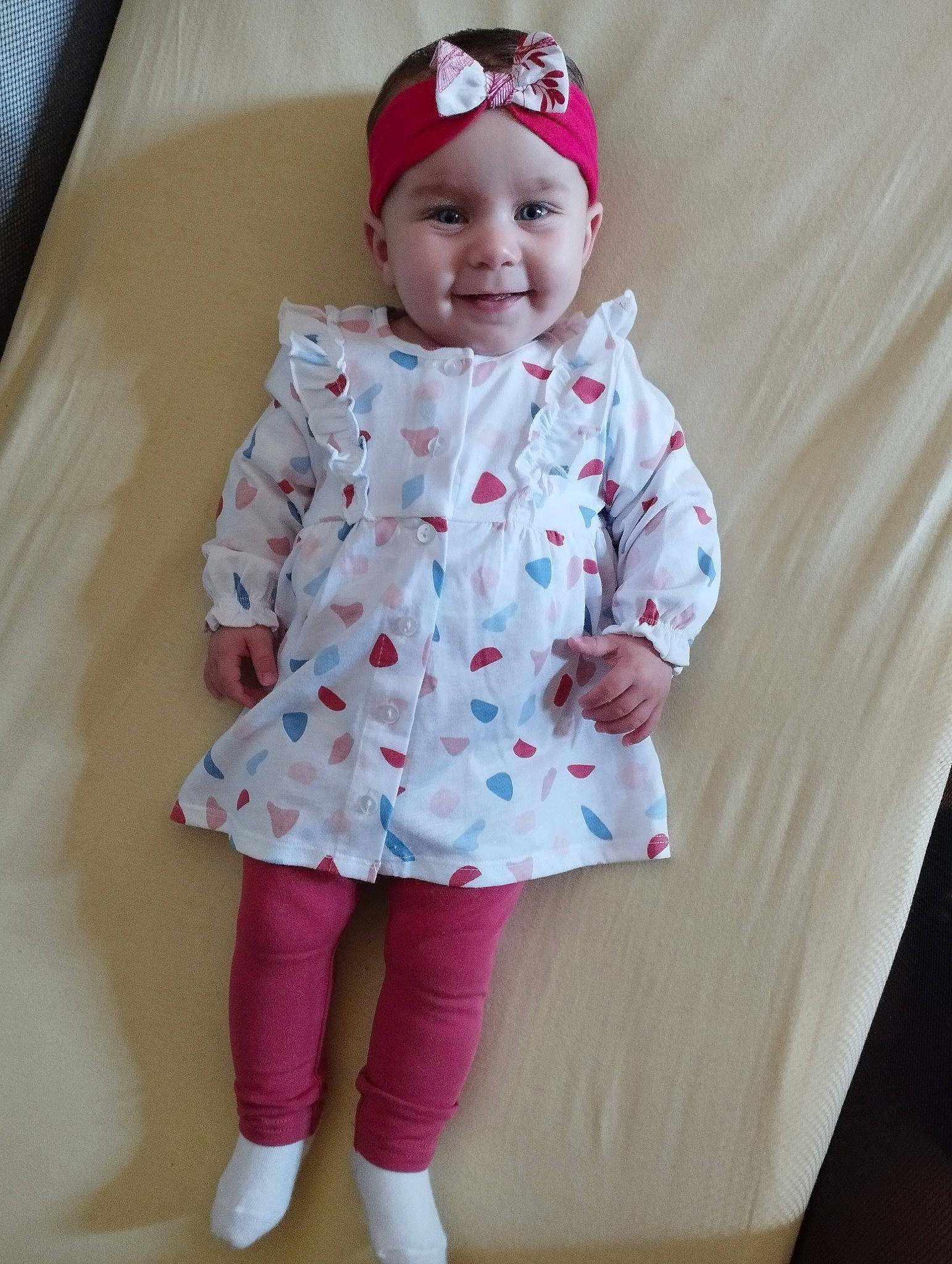 Giulia a rejoint le concours — aidez-le/la à gagner de superbes lots ! baby, baby_toddler_clothing, baseball_cap, cap, child, clothing, face, fashion_accessory, fun, happy, headwear, human_leg, joy, knee, magenta, pattern, person, pink, sleeve, smile