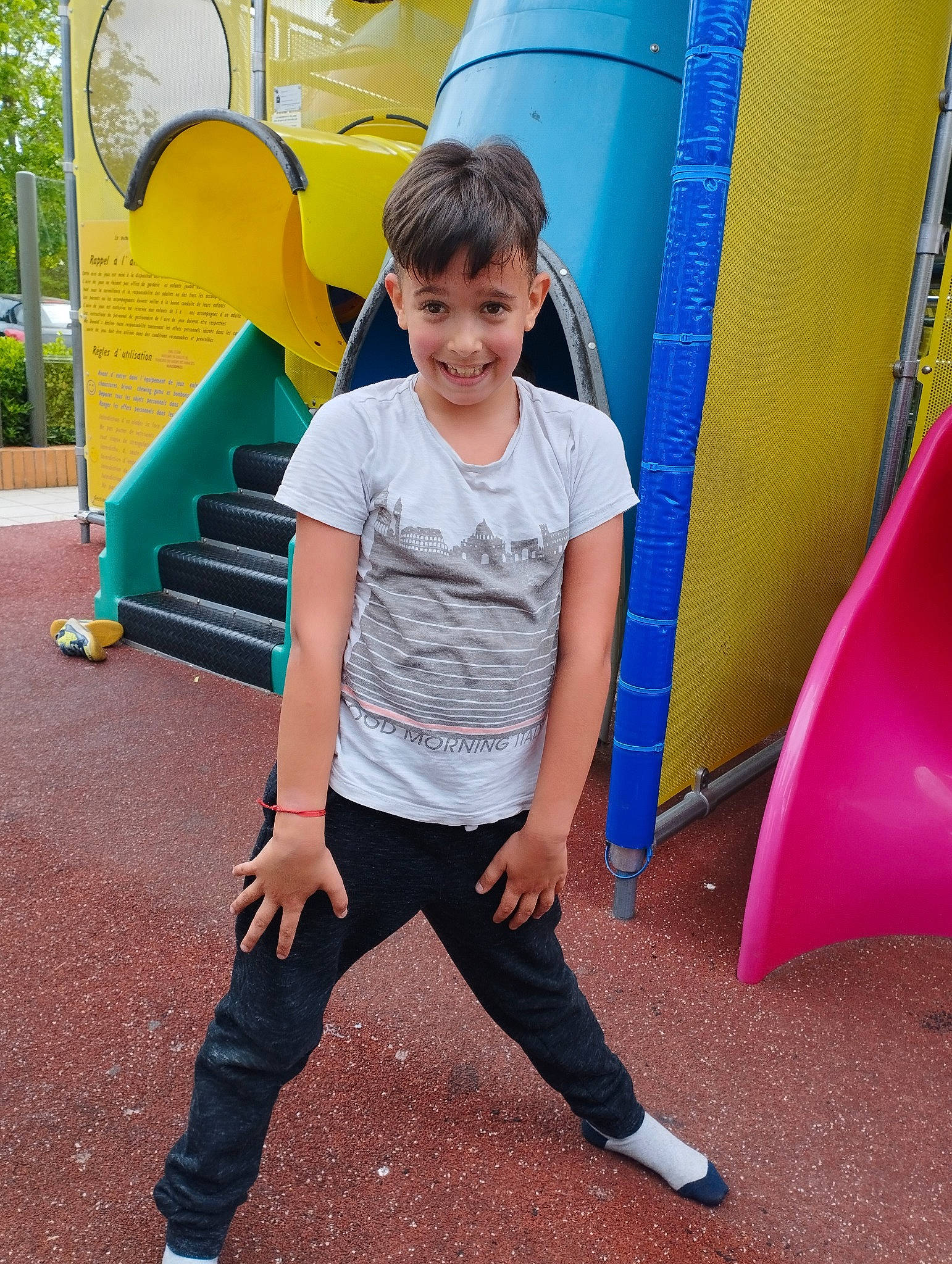 Esteban a rejoint le concours — aidez-le/la à gagner de superbes lots ! child, chute, city, electric_blue, fun, grass, green, joy, leisure, outdoor_play_equipment, person, photograph, playground, playground_slide, recreation, shorts, smile, snapshot, t_shirt, thigh