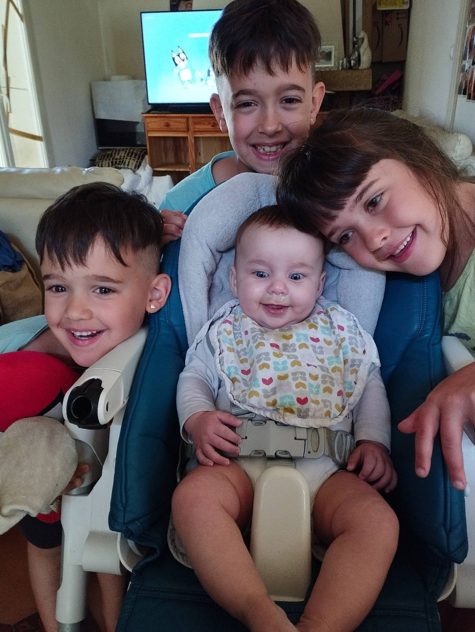 Esteban a rejoint le concours — aidez-le/la à gagner de superbes lots ! baby_toddler_clothing, comfort, eye, face, fun, happy, head, human, interaction, joy, lap, leg, organ, person, product, shorts, skin, smile, social_group, standing