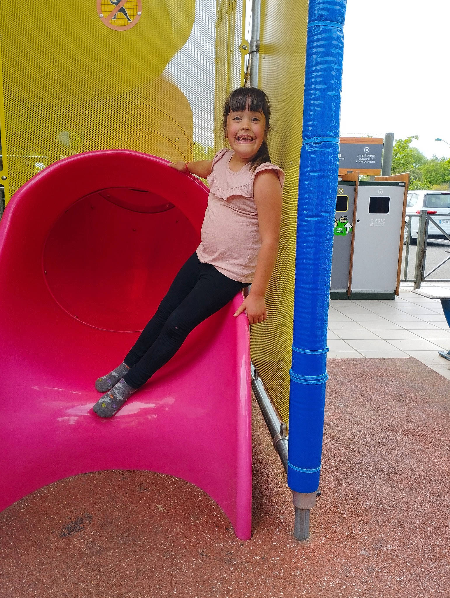 Cataleya a rejoint le concours — aidez-le/la à gagner de superbes lots ! chute, city, comfort, fun, gas_pump, human_leg, joy, leisure, magenta, outdoor_play_equipment, person, play, playground, playground_slide, recreation, smile, thigh, tree, truck
