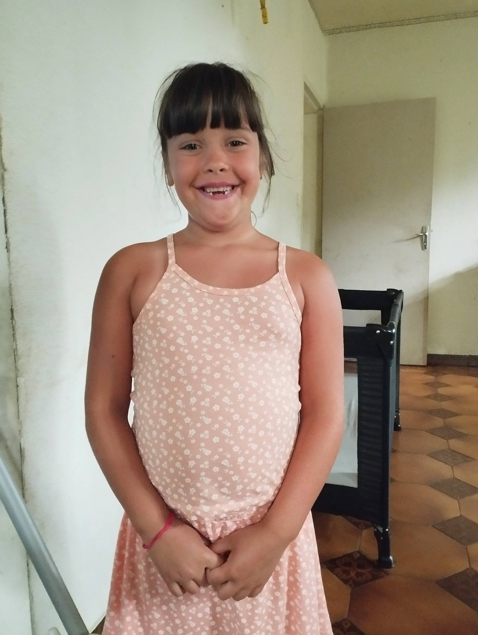 Cataleya participe au concours pour gagner de l'argent avec cette photo : abdomen, chest, cocktail_dress, day_dress, dress, elbow, embellishment, event, fashion_accessory, fashion_design, happy, joy, neck, one_piece_garment, pattern, person, room, shoulder, sleeve, smile