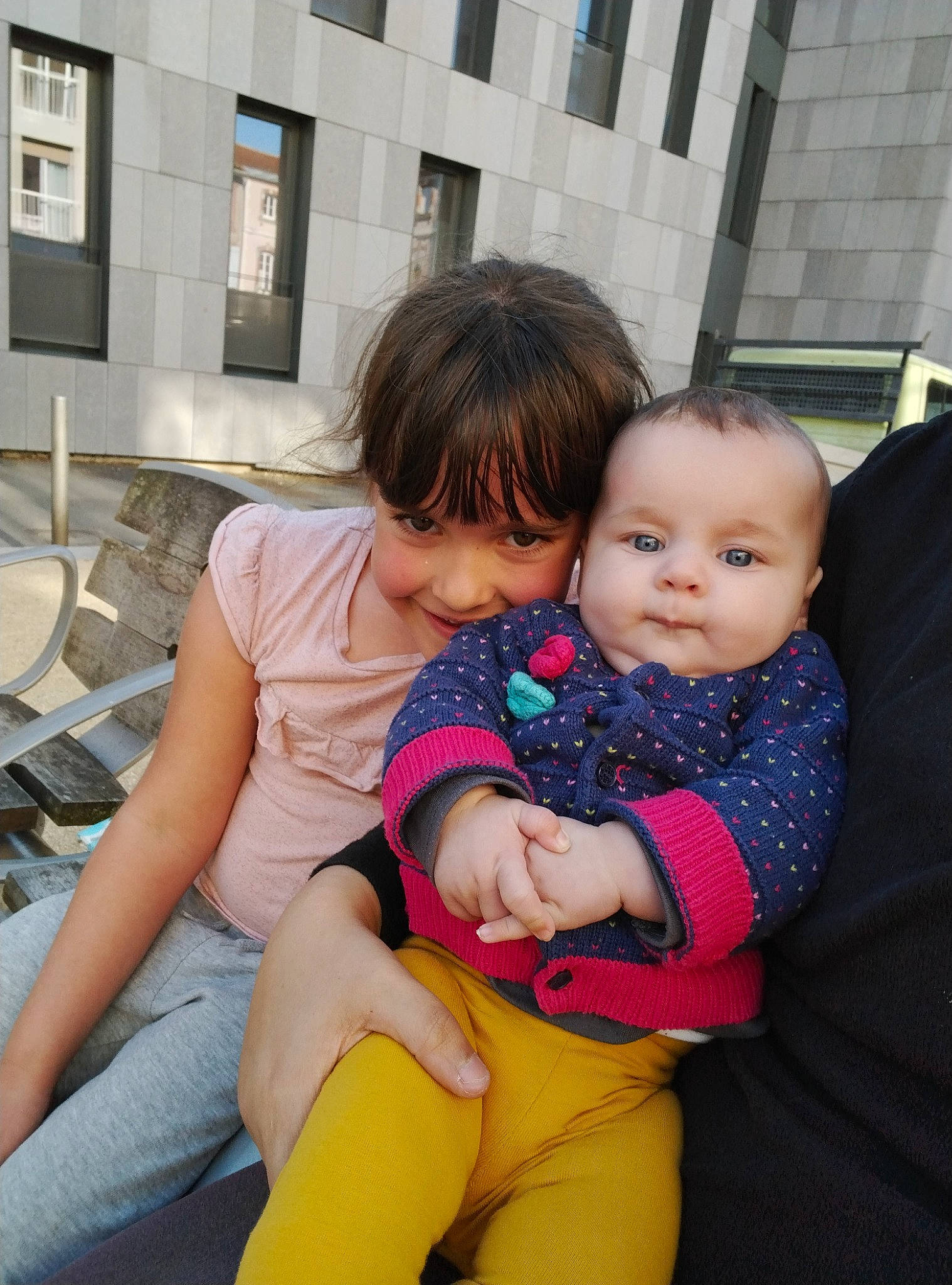 Cataleya participe au concours pour gagner de l'argent avec cette photo : baby, baby_products, baby_toddler_clothing, child, comfort, event, fun, grass, happy, human_leg, joy, lap, leg, leisure, person, shoulder, sitting, skin, thigh, toddler