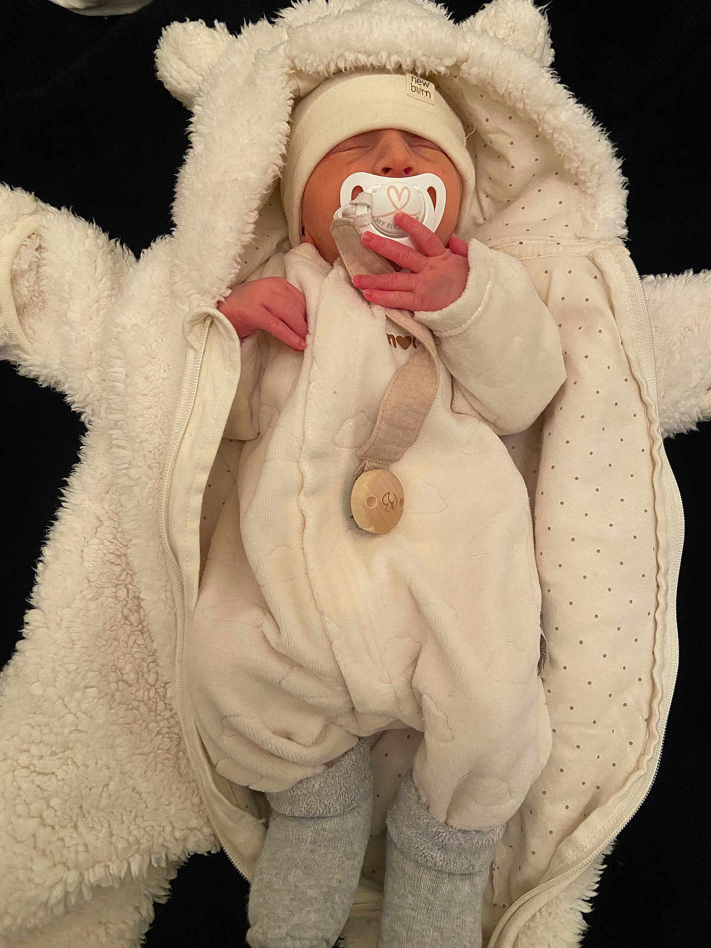 Ezio a rejoint le concours — aidez-le/la à gagner de superbes lots ! newborn, baby, pacifier, infant, clothing, hat, socks, blanket, sleeping, cute, soft, warm, cozy, fur, onesie, bundle, child, person, indoors, portrait