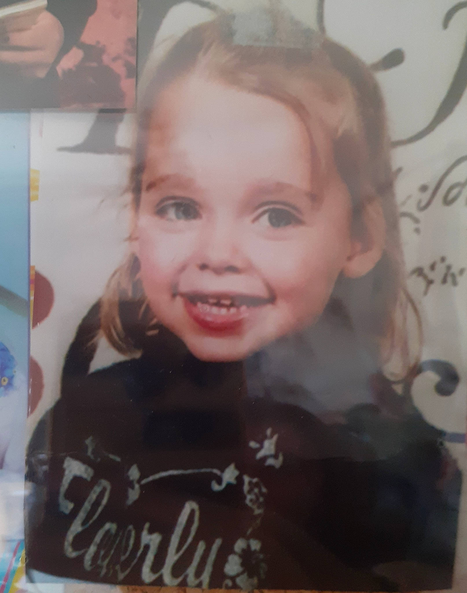 Julia participe au concours pour gagner de l'argent avec cette photo : cheek, chin, ear, eyebrow, eyelash, facial_expression, forehead, fun, happy, human_body, iris, jaw, joy, lip, long_hair, mouth, neck, nose, person, skin