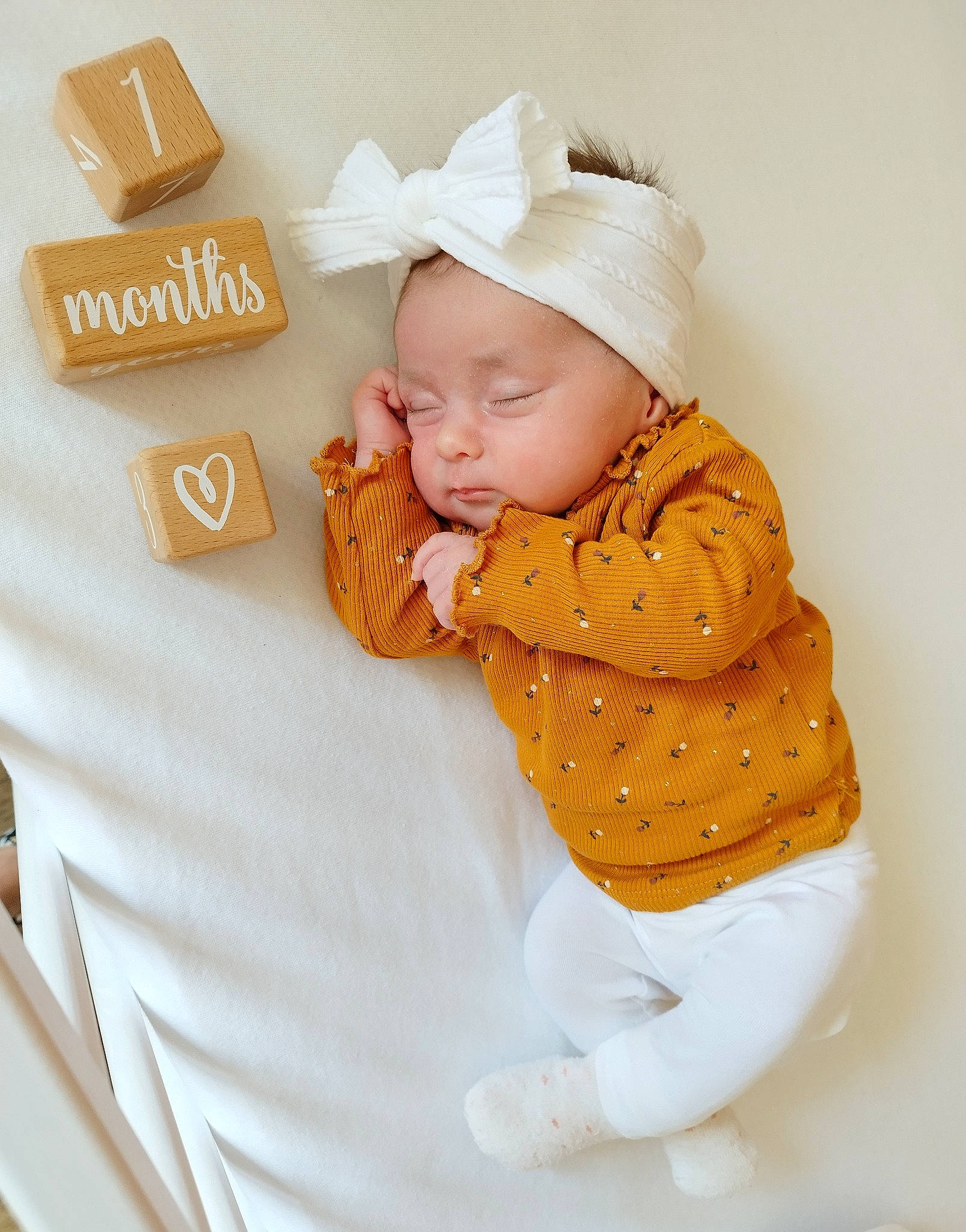 Ava a rejoint le concours — aidez-le/la à gagner de superbes lots ! baby, baby_products, baby_safety, baby_sleeping, baby_toddler_clothing, beanie, cap, child, comfort, fashion_accessory, font, happy, hat, headwear, linens, pattern, peach, person, portrait_photography, sitting