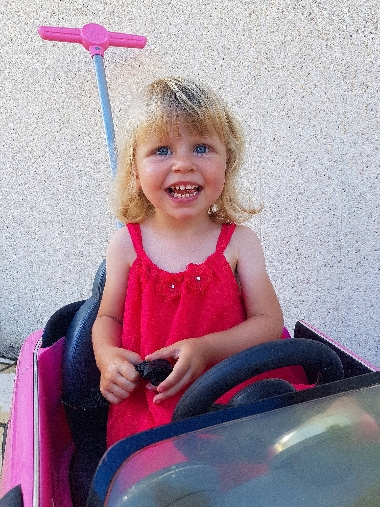 Camille a rejoint le concours — aidez-le/la à gagner de superbes lots ! blond, child, fun, happy, joy, magenta, person, pink, play, smile, toddler, vacation, vehicle
