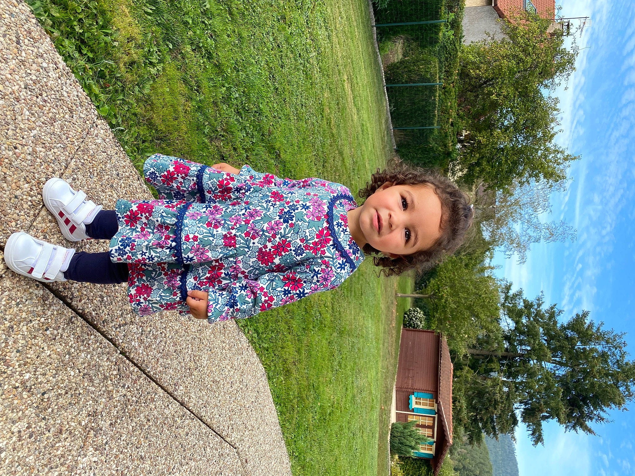 Louna a rejoint le concours — aidez-le/la à gagner de superbes lots ! child, city, cloud, electric_blue, fun, grass, green, happy, leisure, magenta, pattern, people_in_nature, person, plant, play, recreation, sky, smile, toddler, tree