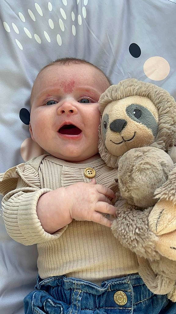 Lana a rejoint le concours — aidez-le/la à gagner de superbes lots ! baby, cheek, child, comfort, facial_expression, fun, gesture, happy, human_body, mammal, nose, person, plush, skin, smile, snout, stuffed_toy, textile, toddler, toy