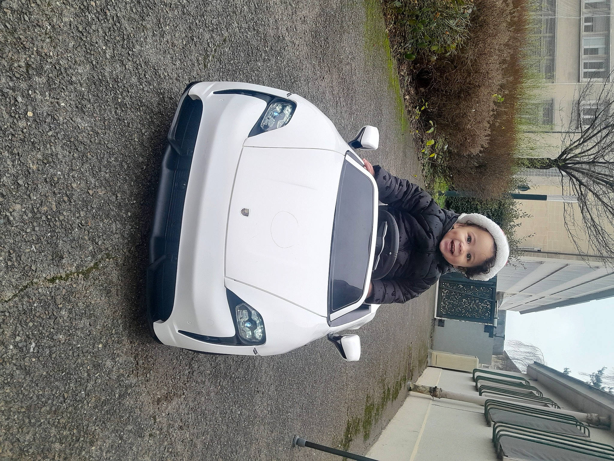 Leyanah a rejoint le concours — aidez-le/la à gagner de superbes lots ! auto_part, automotive_design, automotive_exterior, automotive_lighting, automotive_parking_light, automotive_side_view_mirror, bumper, car, fender, grille, headlamp, hood, joy, land_vehicle, motor_vehicle, person, personal_luxury_car, plant, tree, vehicle