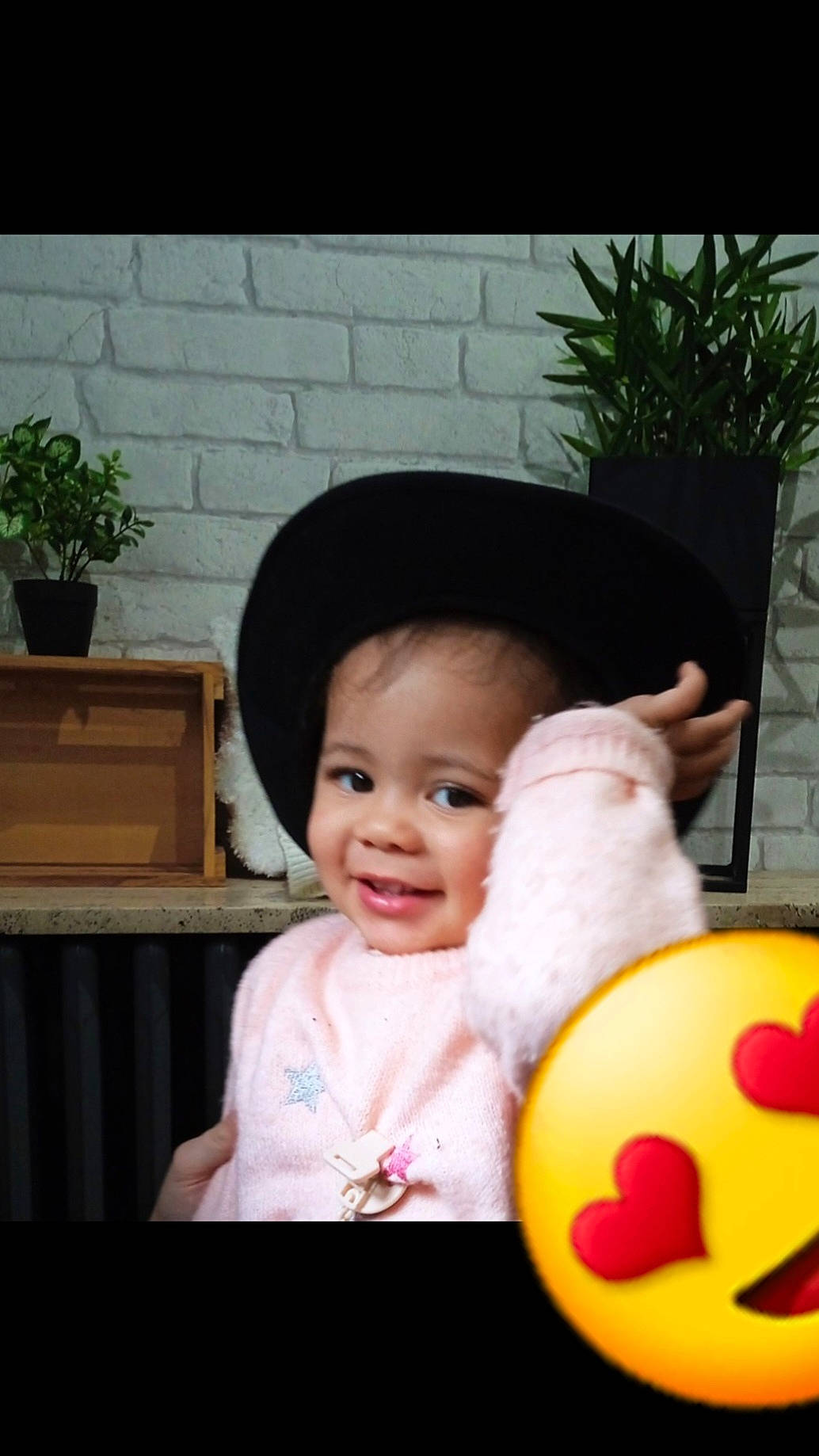 Leyanah participe au concours pour gagner de l'argent avec cette photo : baby, baby_toddler_clothing, cheek, child, comfort_food, flowerpot, fun, fur, happy, houseplant, joy, nose, person, plant, room, sitting, skin, smile, stuffed_toy, teddy_bear