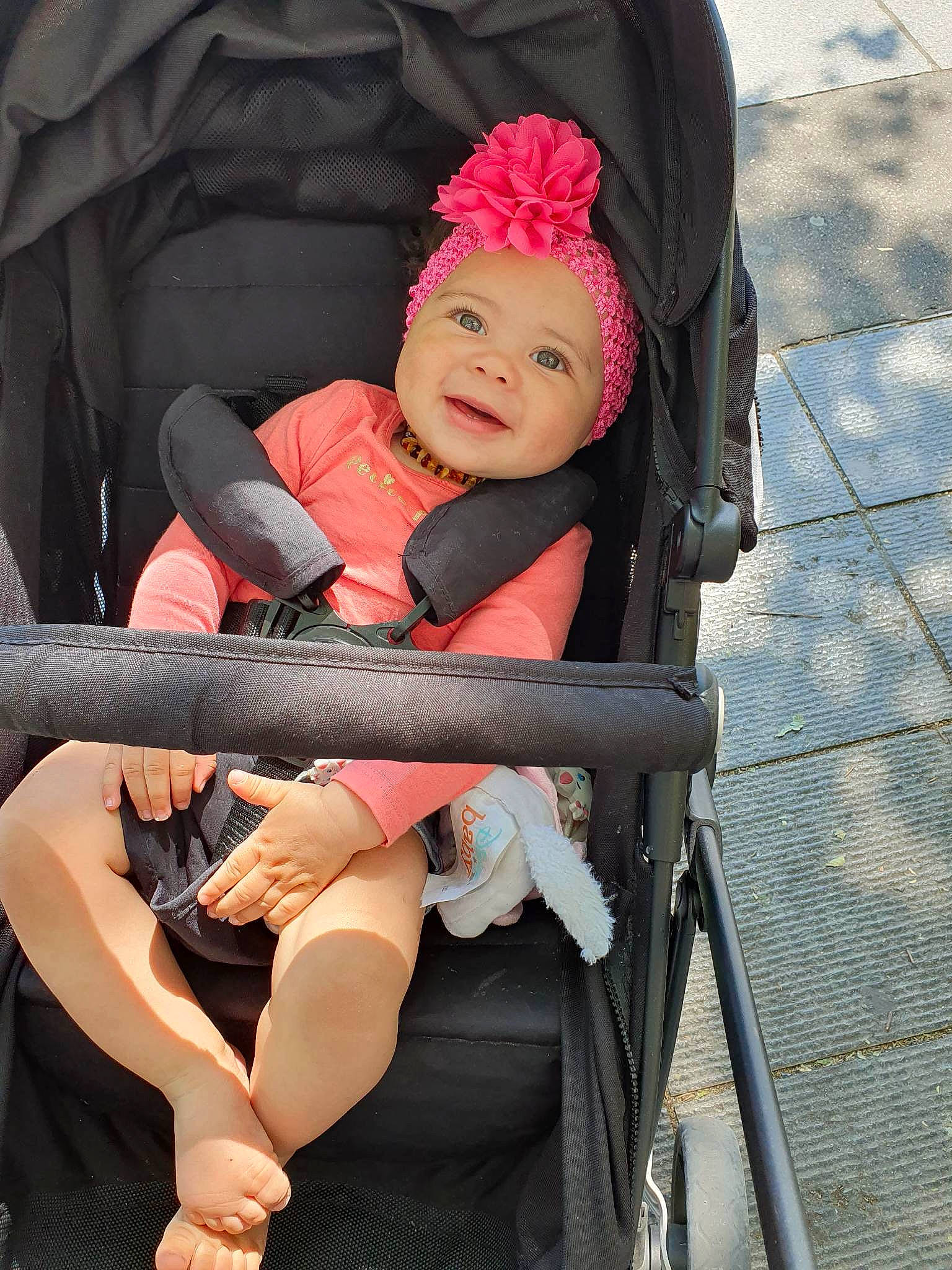 Leyanah a rejoint le concours — aidez-le/la à gagner de superbes lots ! baby, baby_carriage, baby_products, baby_toddler_clothing, chair, child, comfort, event, fashion_accessory, fun, happy, hat, headwear, human_leg, lap, magenta, person, product, sitting, smile