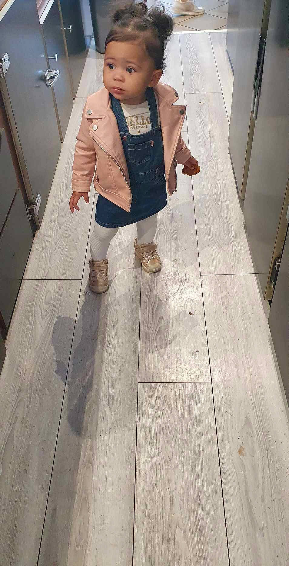 Leyanah a rejoint le concours — aidez-le/la à gagner de superbes lots ! baby, bag, cap, fashion_design, floor, flooring, formal_wear, hardwood, hat, human_leg, knee, pattern, person, sleeve, t_shirt, thigh, toddler, waist, wood, wood_flooring