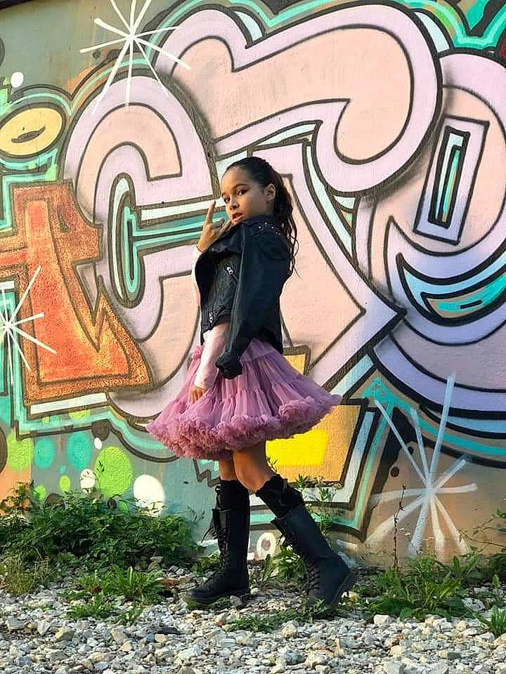 Indhya participe au concours pour gagner de l'argent avec cette photo : art, artist, cool, dress, fun, graffiti, grass, human_body, illustration, leisure, nature, paint, painting, people_in_nature, person, pink, plant, style, tints_and_shades, tree