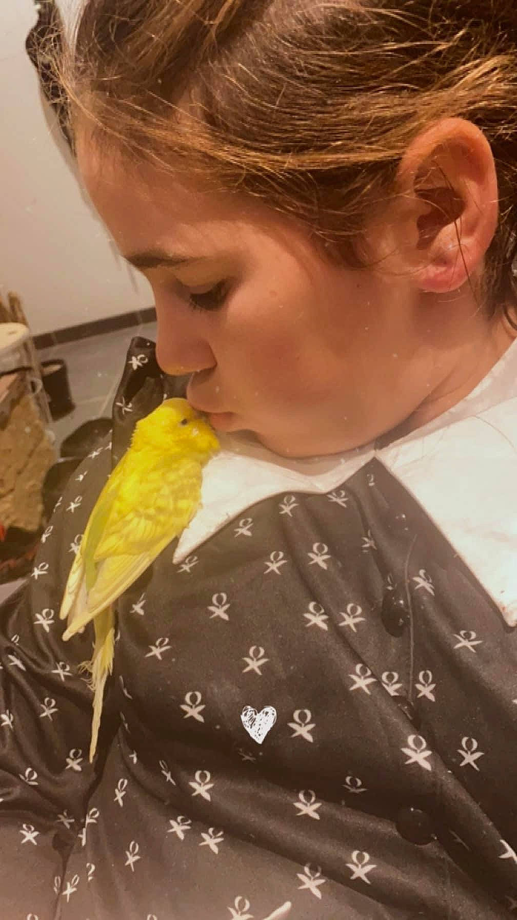 Zoe a rejoint le concours — aidez-le/la à gagner de superbes lots ! cheek, child, comfort_food, dress_shirt, ear, eyelash, hairstyle, junk_food, lip, mouth, neck, nose, pattern, person, sleeve, sweetness, toddler, vegetable