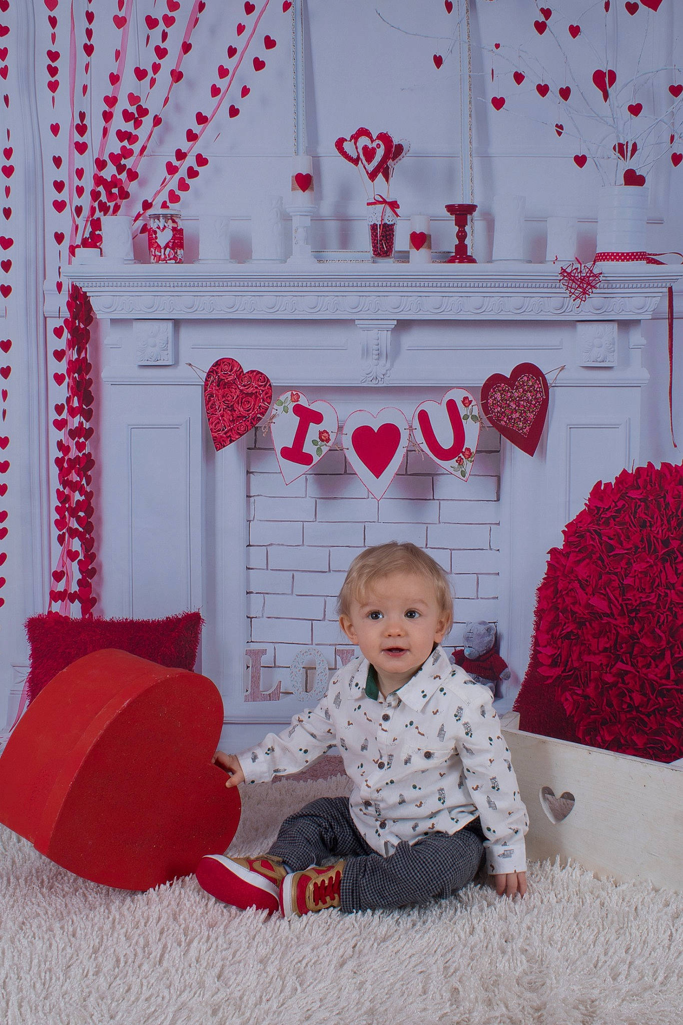 Sévan participe au concours pour gagner de l'argent avec cette photo : child, furniture, person, red, room, textile