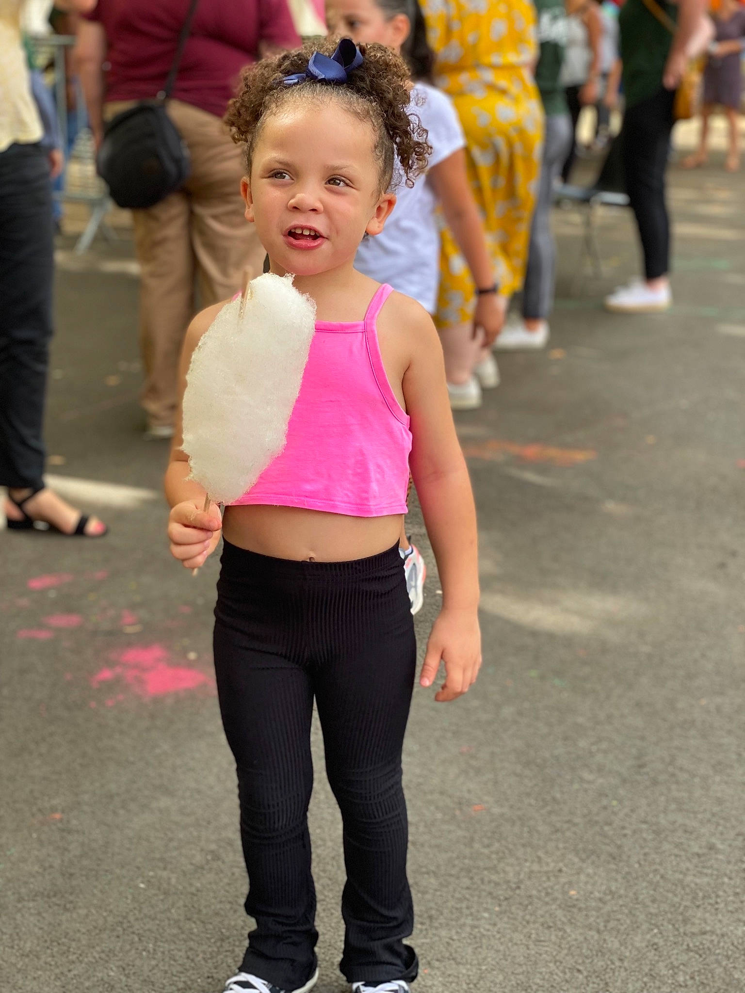 Shana a rejoint le concours — aidez-le/la à gagner de superbes lots ! active_pants, crowd, entertainment, eyewear, footwear, happy, knee, leg, leisure, performing_arts, person, pink, recreation, shoe, snapshot, sneakers, sportswear, street_fashion, sweatpant, thigh